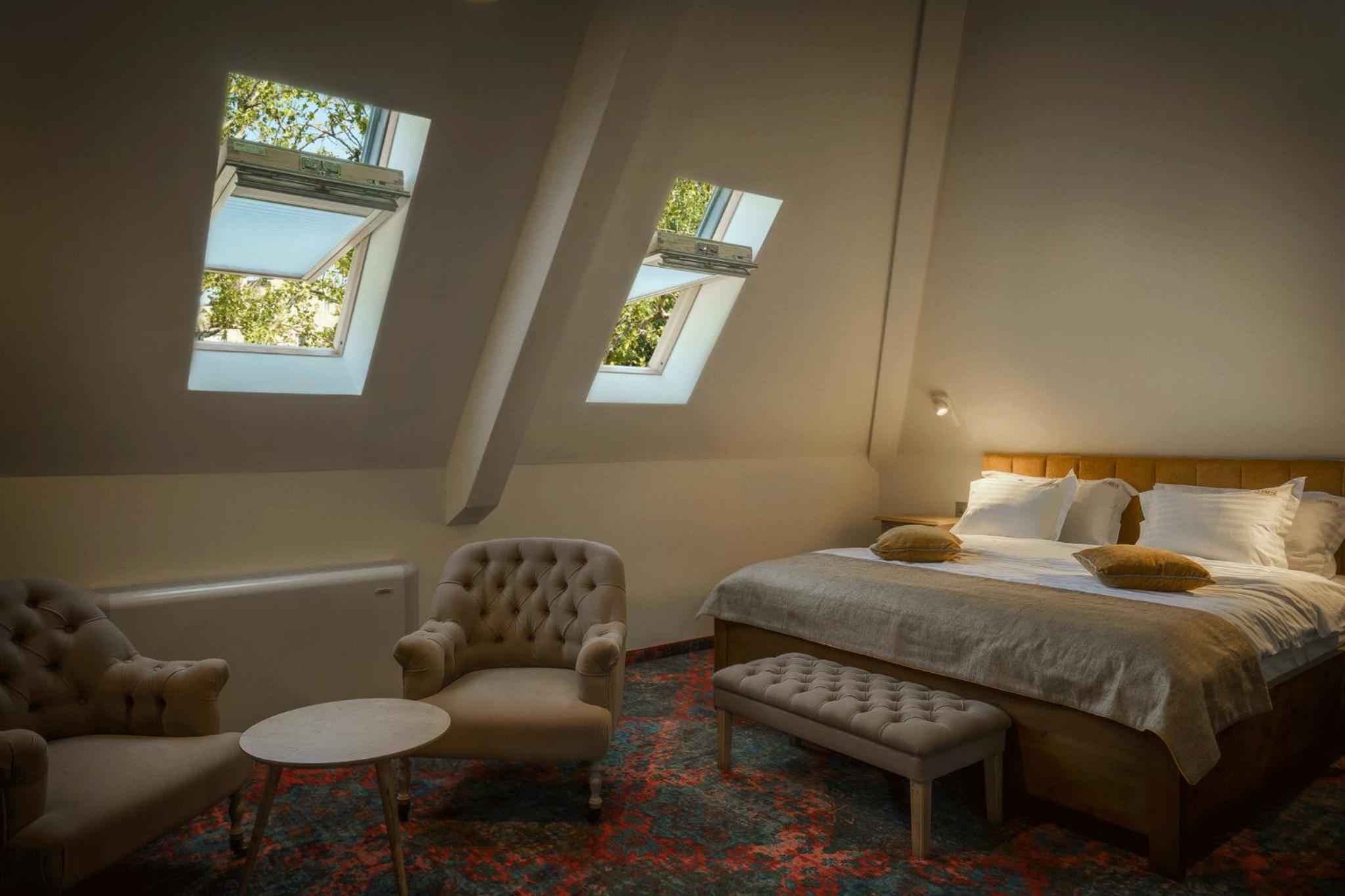 One-Bedroom Apartment - Photo 1