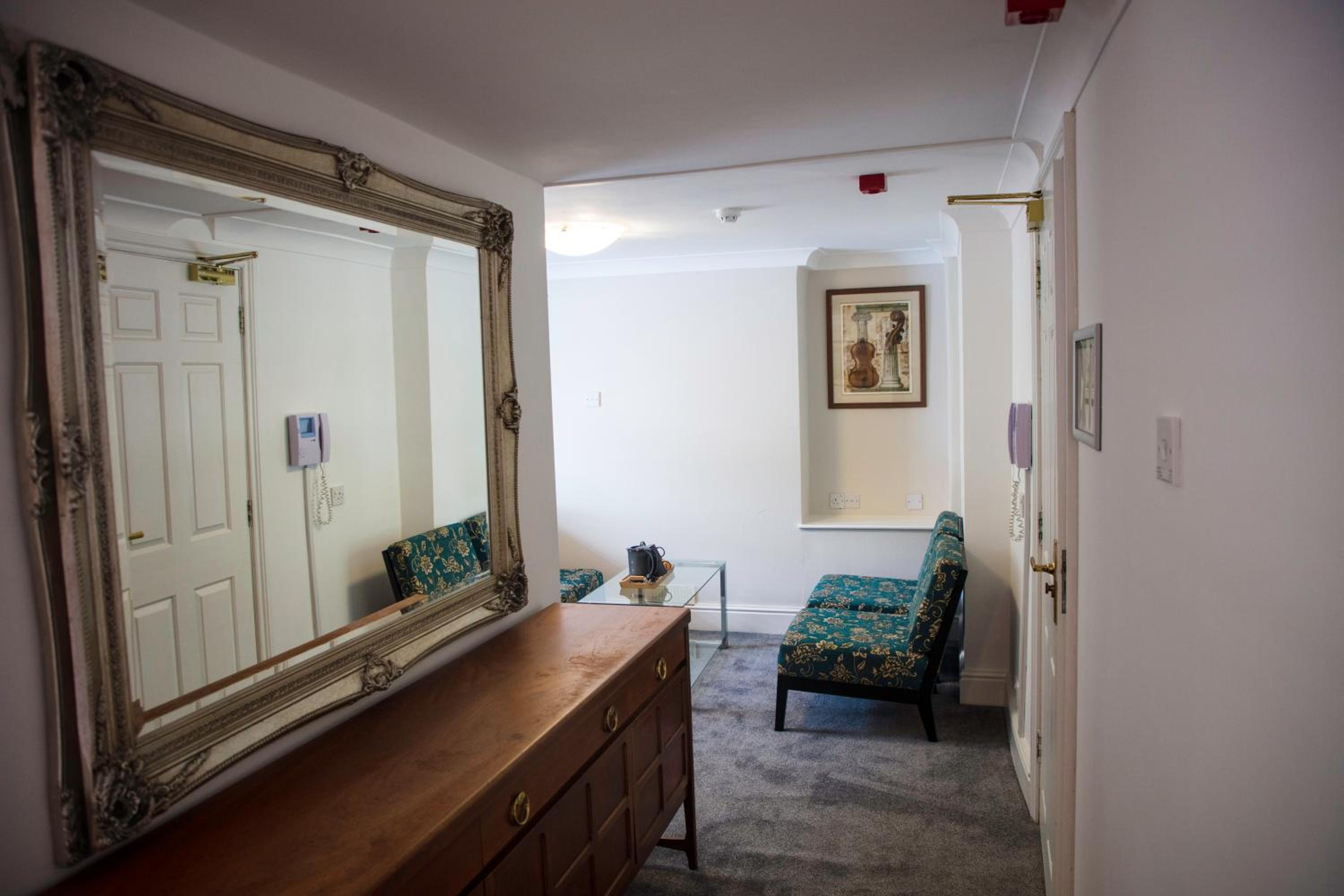 Standard Double Room - Photo 17