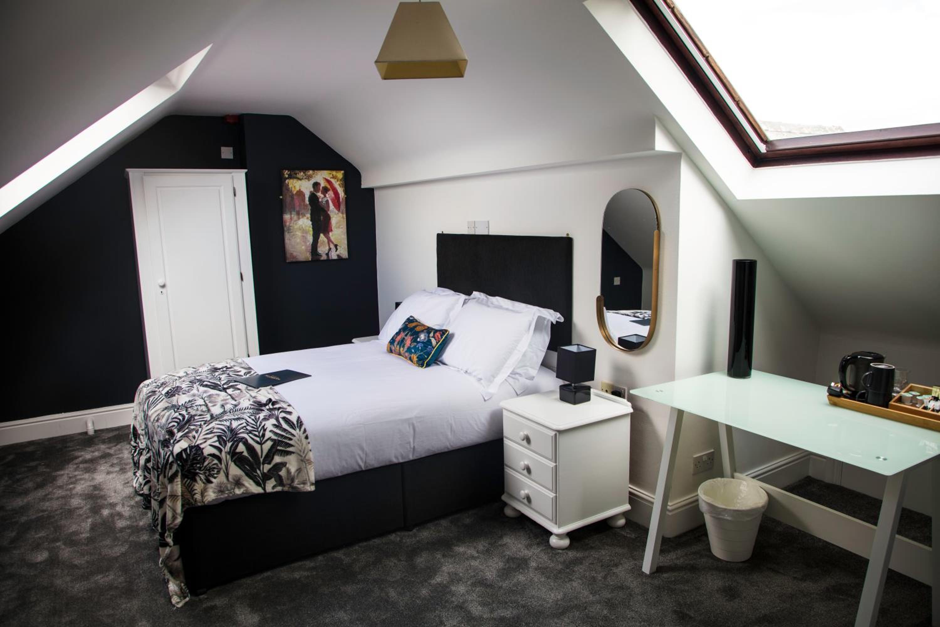 Standard Double Room - Photo 25