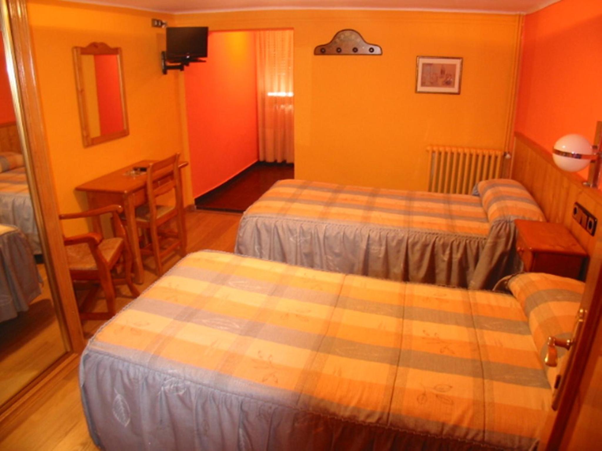 Double or Twin Room with Extra Bed - Photo 3