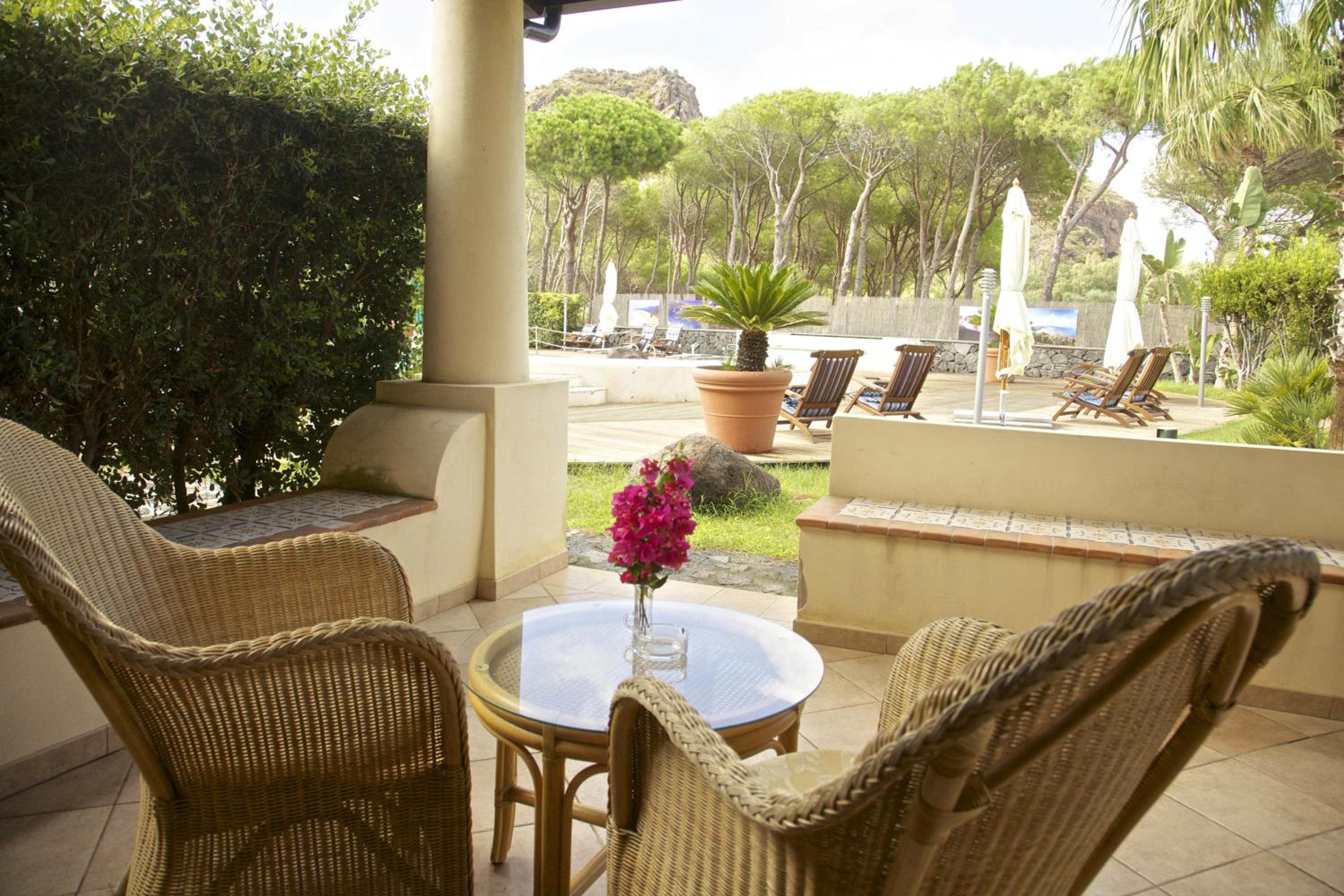 Superior Double or Twin Room with Pool Access - Photo 5