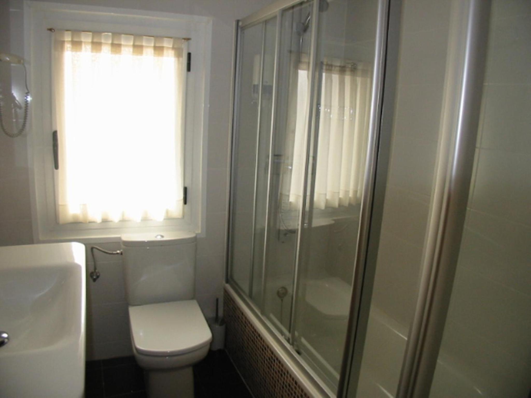 Double or Twin Room with Extra Bed - Photo 2