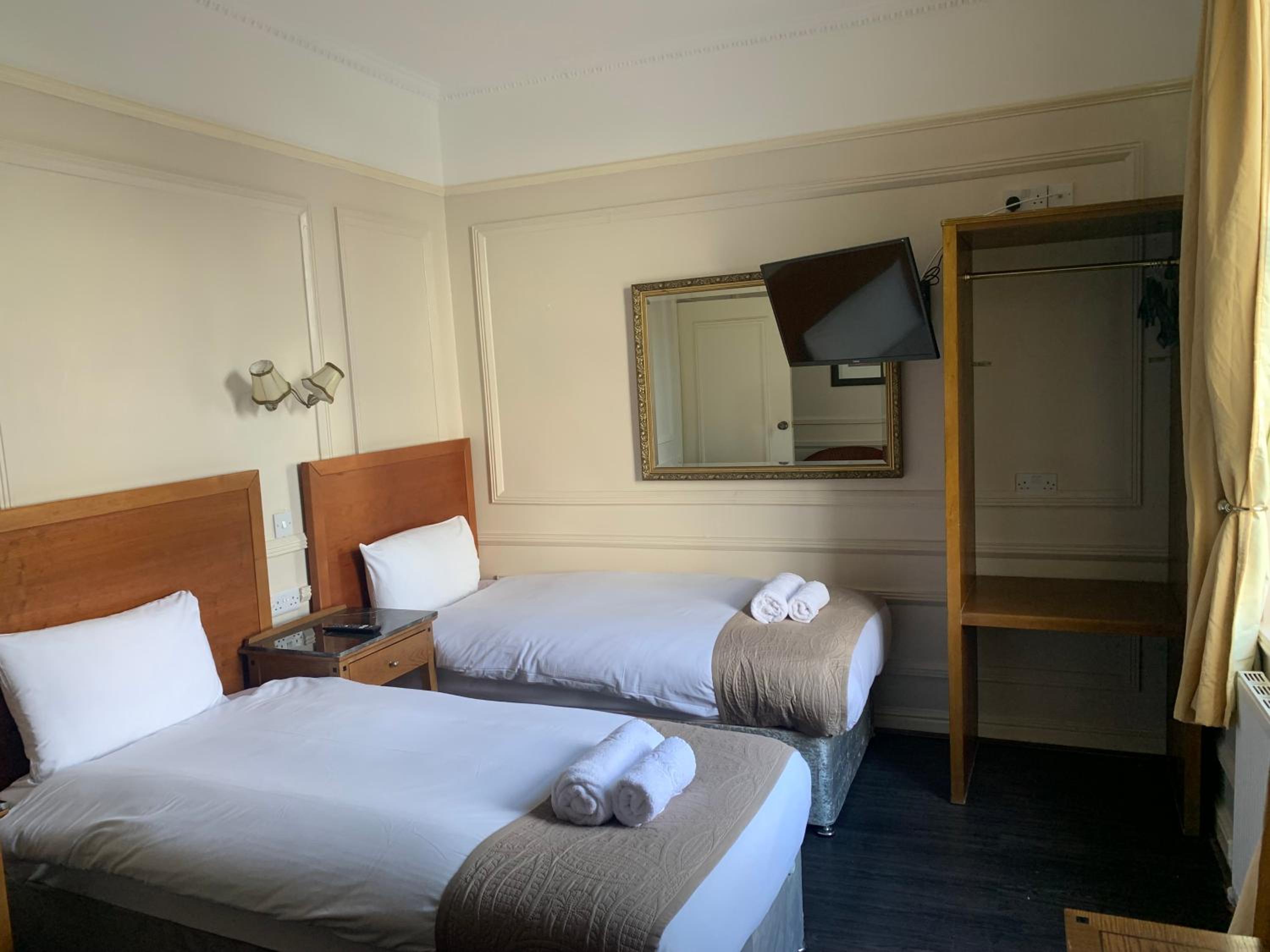 Twin Room - Photo 5
