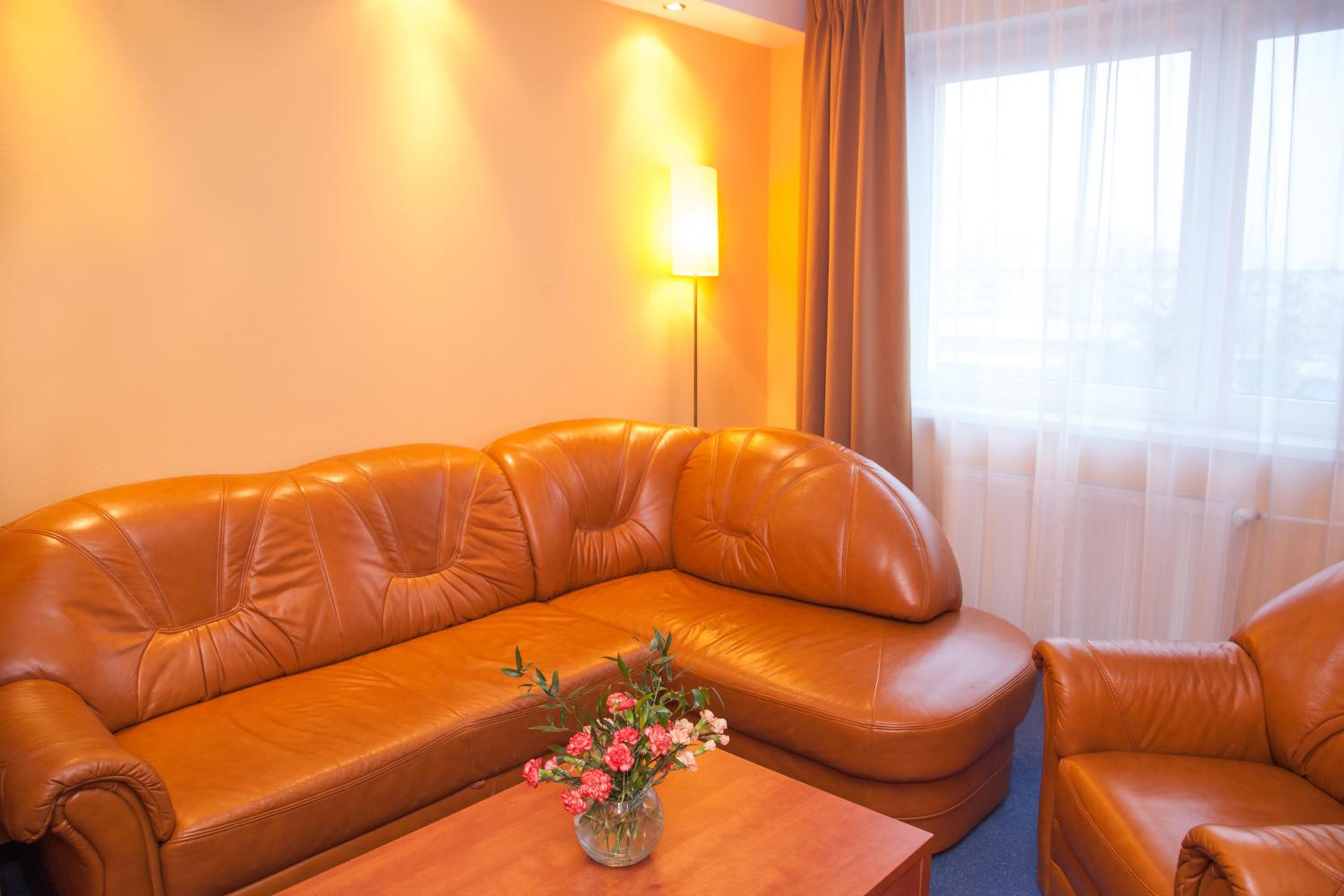 Deluxe Queen Room - Photo 9