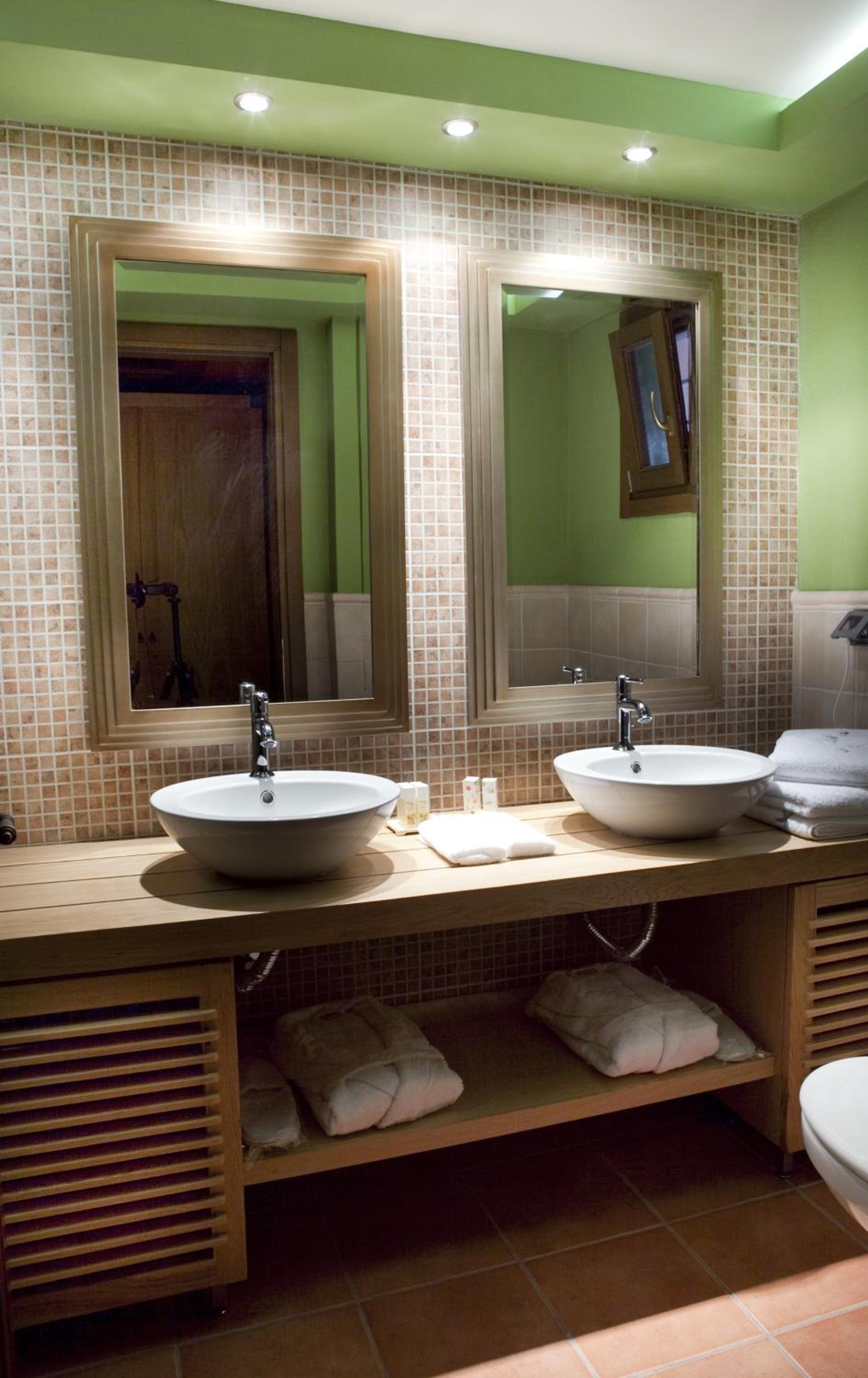 Standard Double or Twin Room with Lake View photo 3