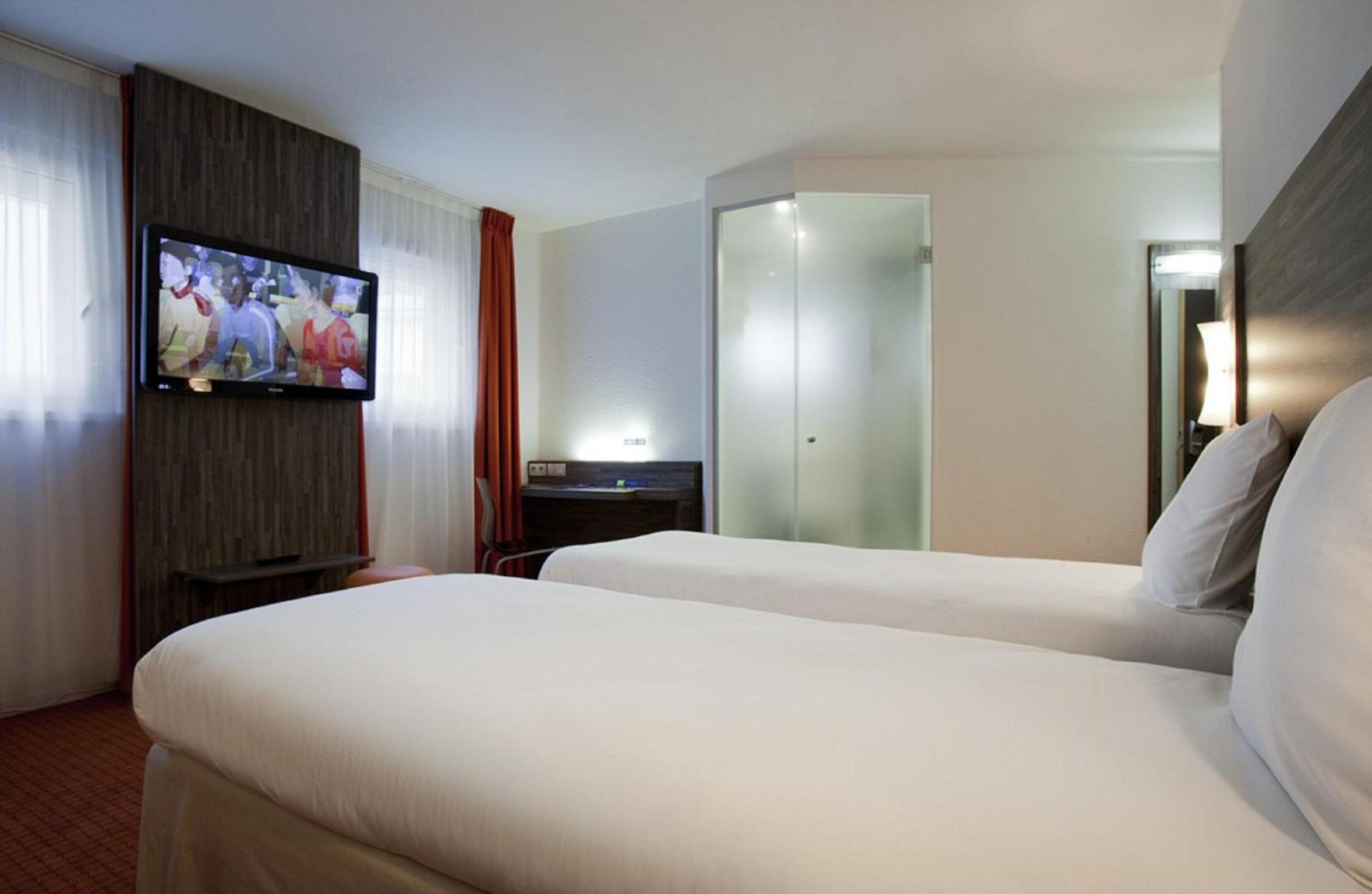 Standard Twin Room - Photo 5