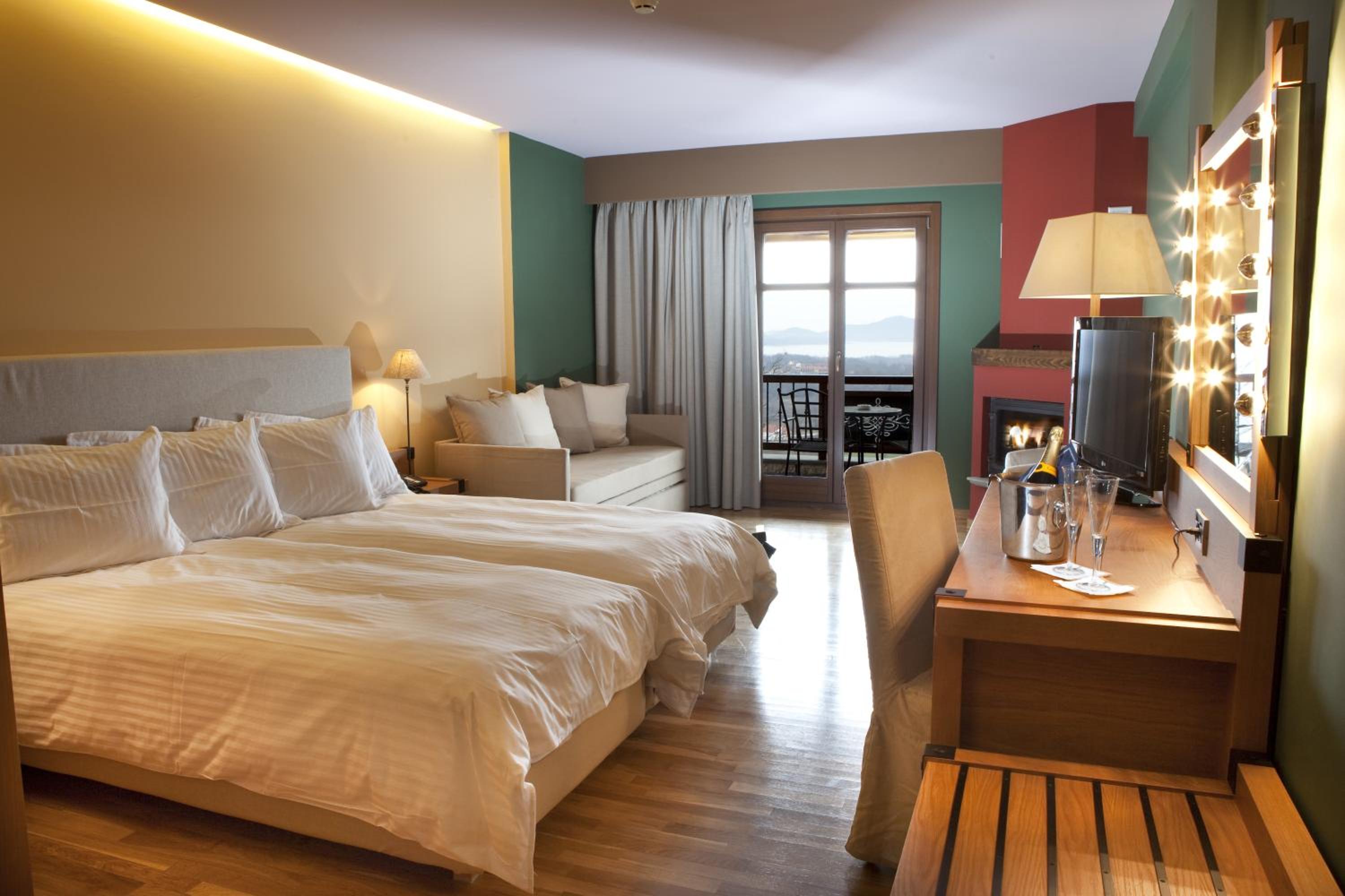 Superior Double or Twin Room with Lake View photo 2