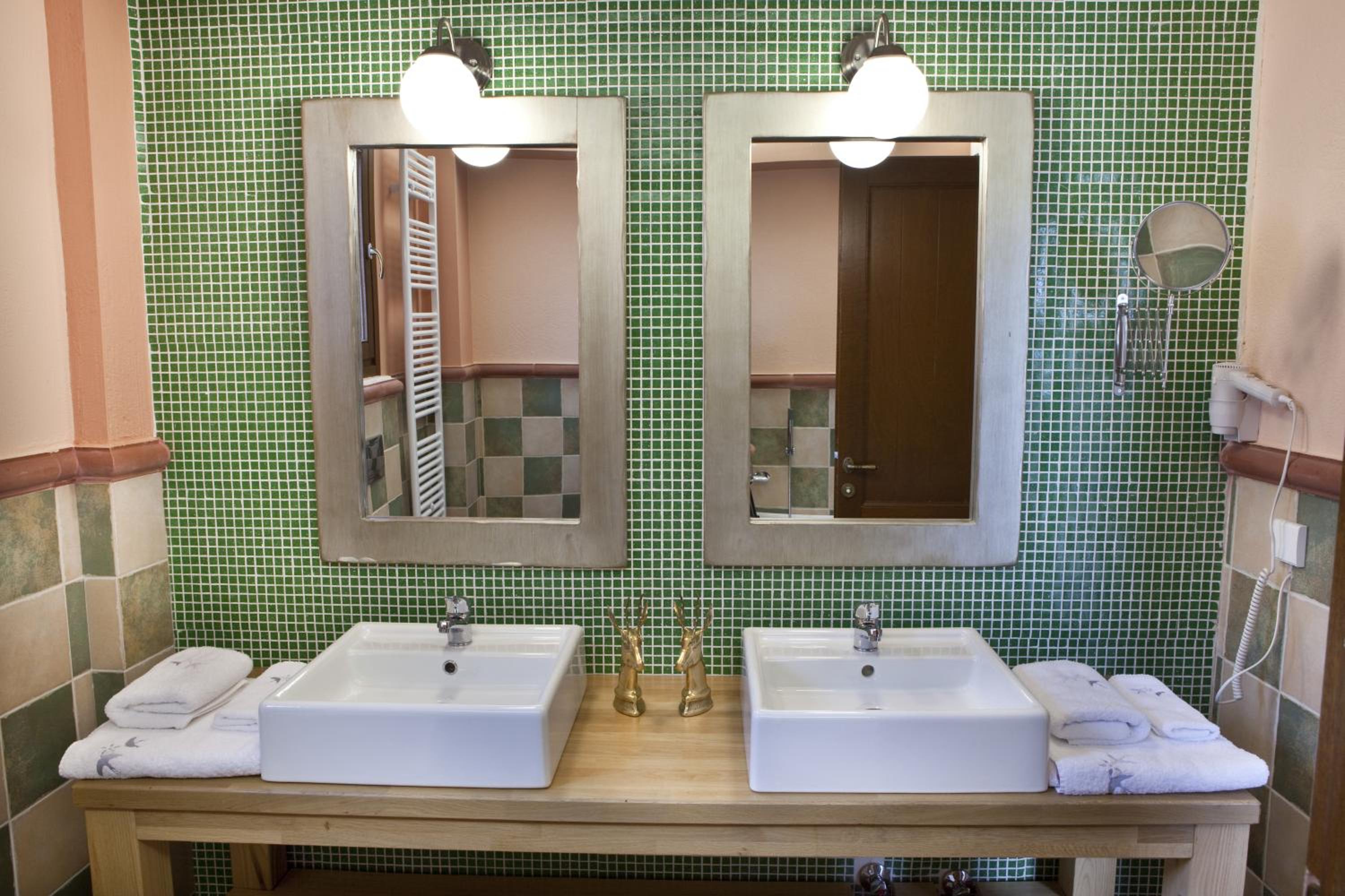 Superior Double or Twin Room with Lake View photo 3