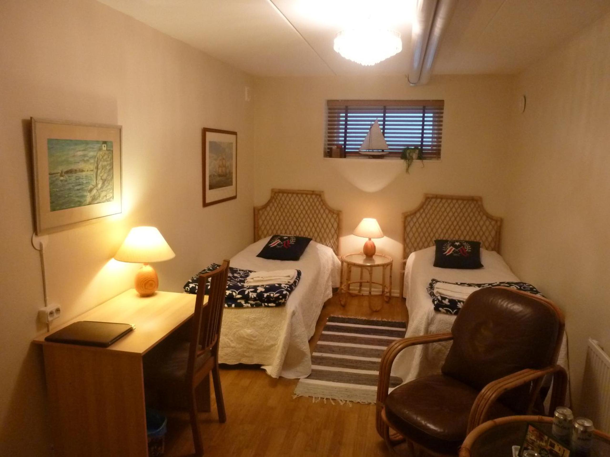 Economy Twin Room with Shared Bathroom photo 3