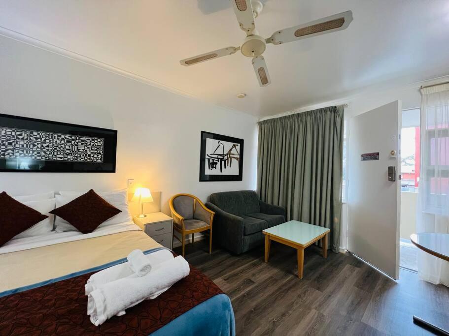 One-Bedroom Apartment photo 1
