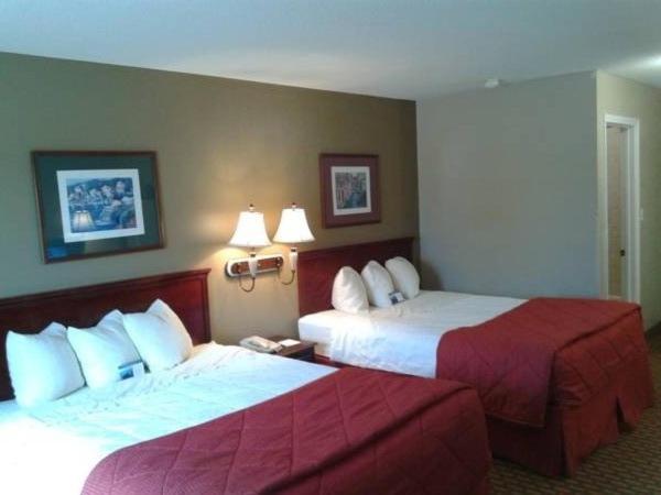 Queen Room with 2 Queen Beds - Photo 5