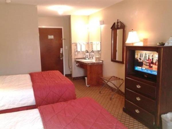 Queen Room with 2 Queen Beds - Photo 3