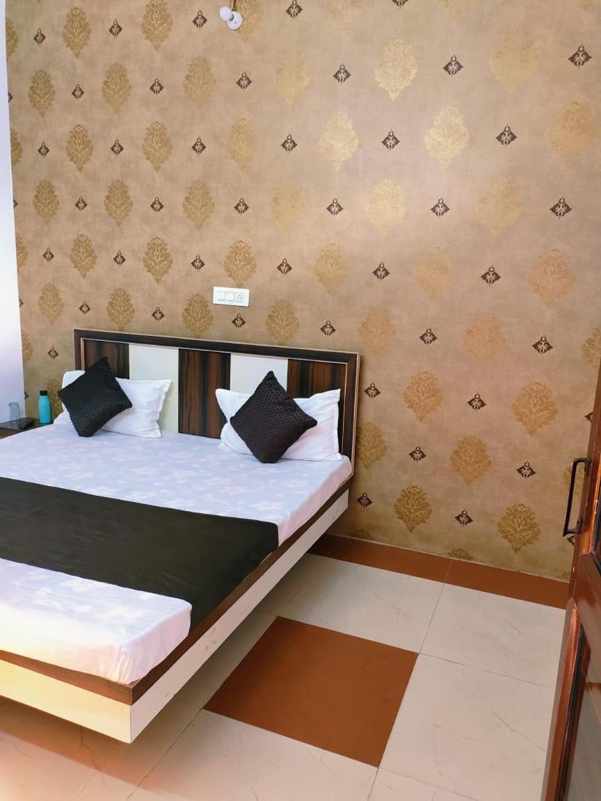 Standard Double Room with Fan photo 2