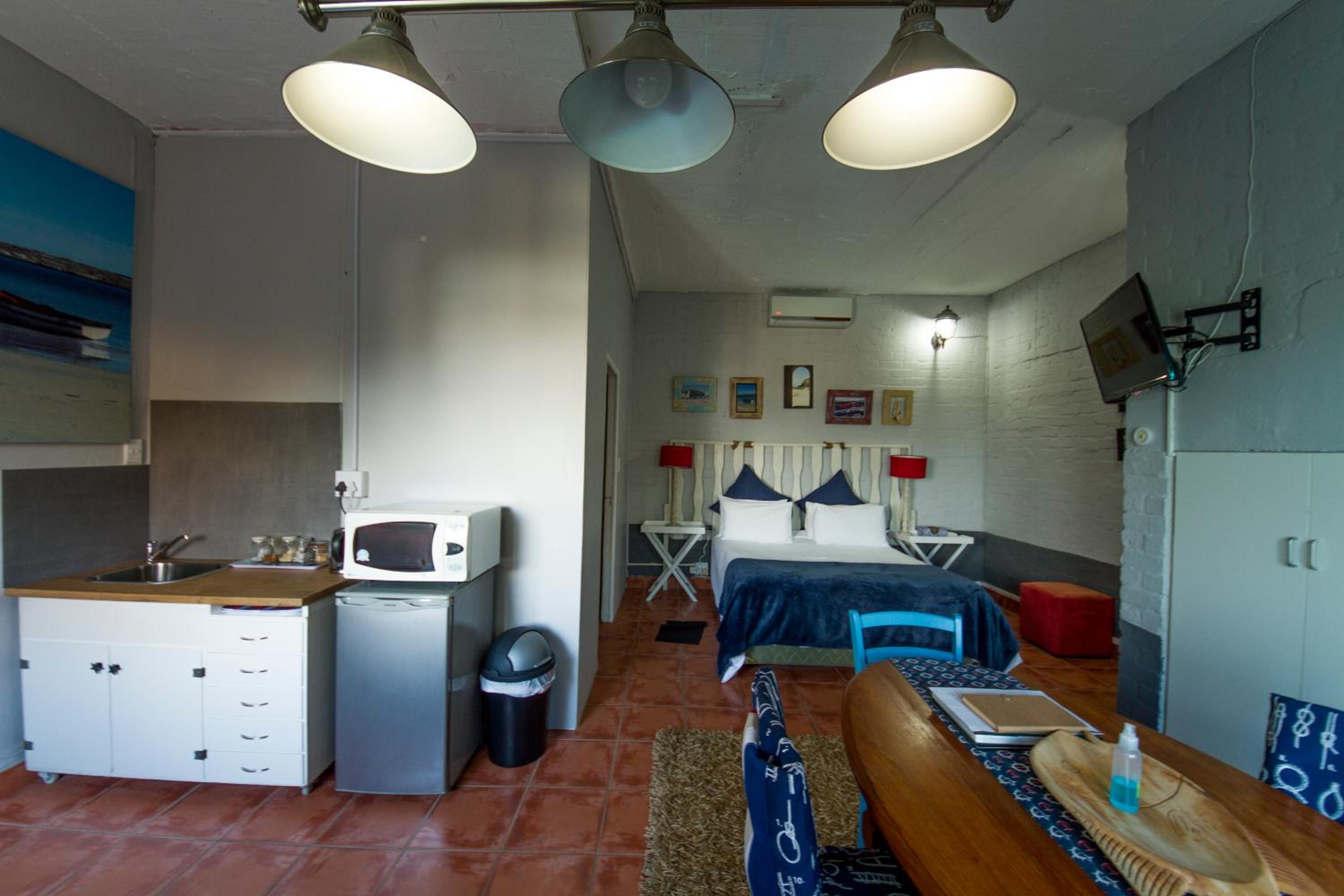 Standard Queen Room - Photo 10