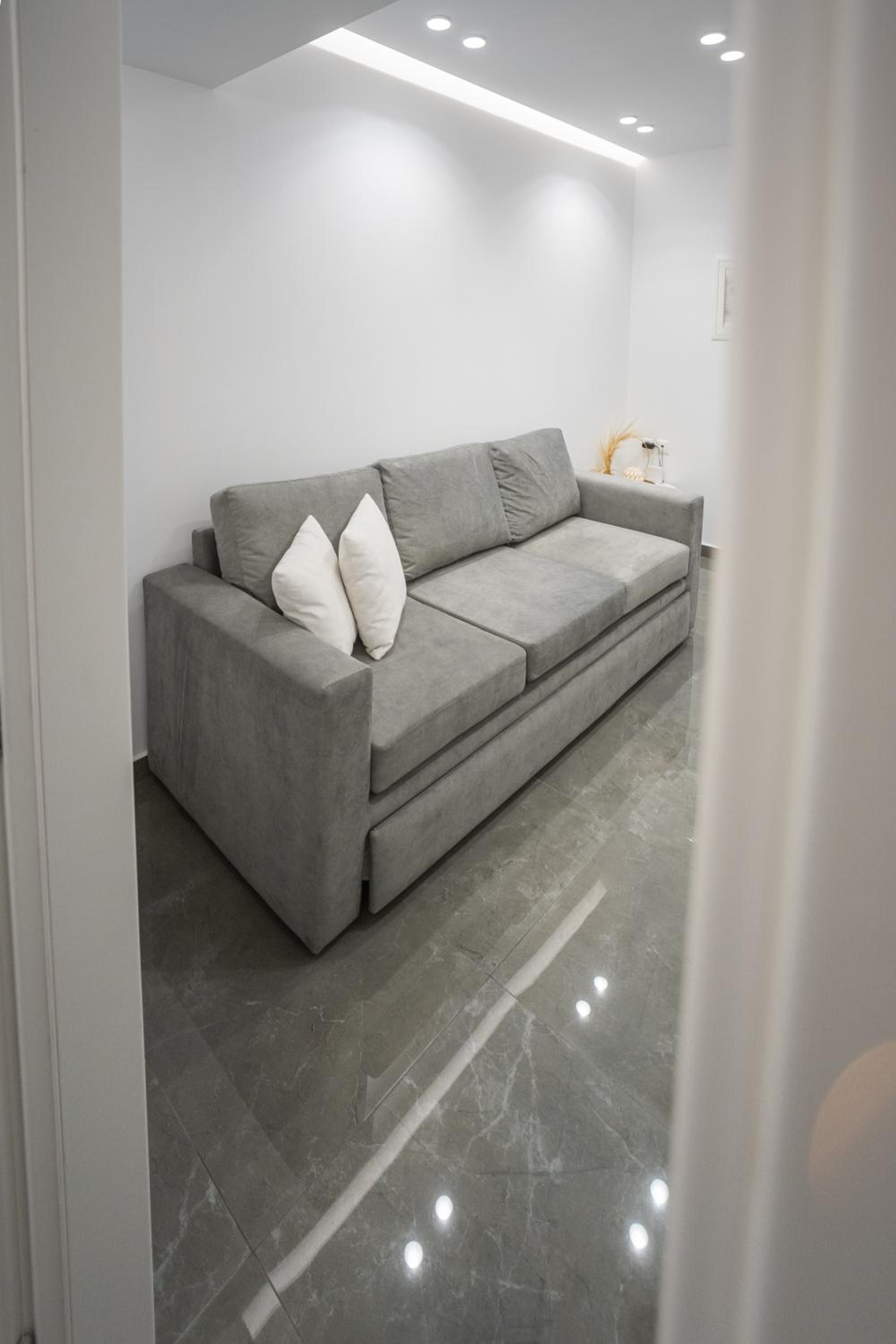 One-Bedroom Apartment - Photo 2