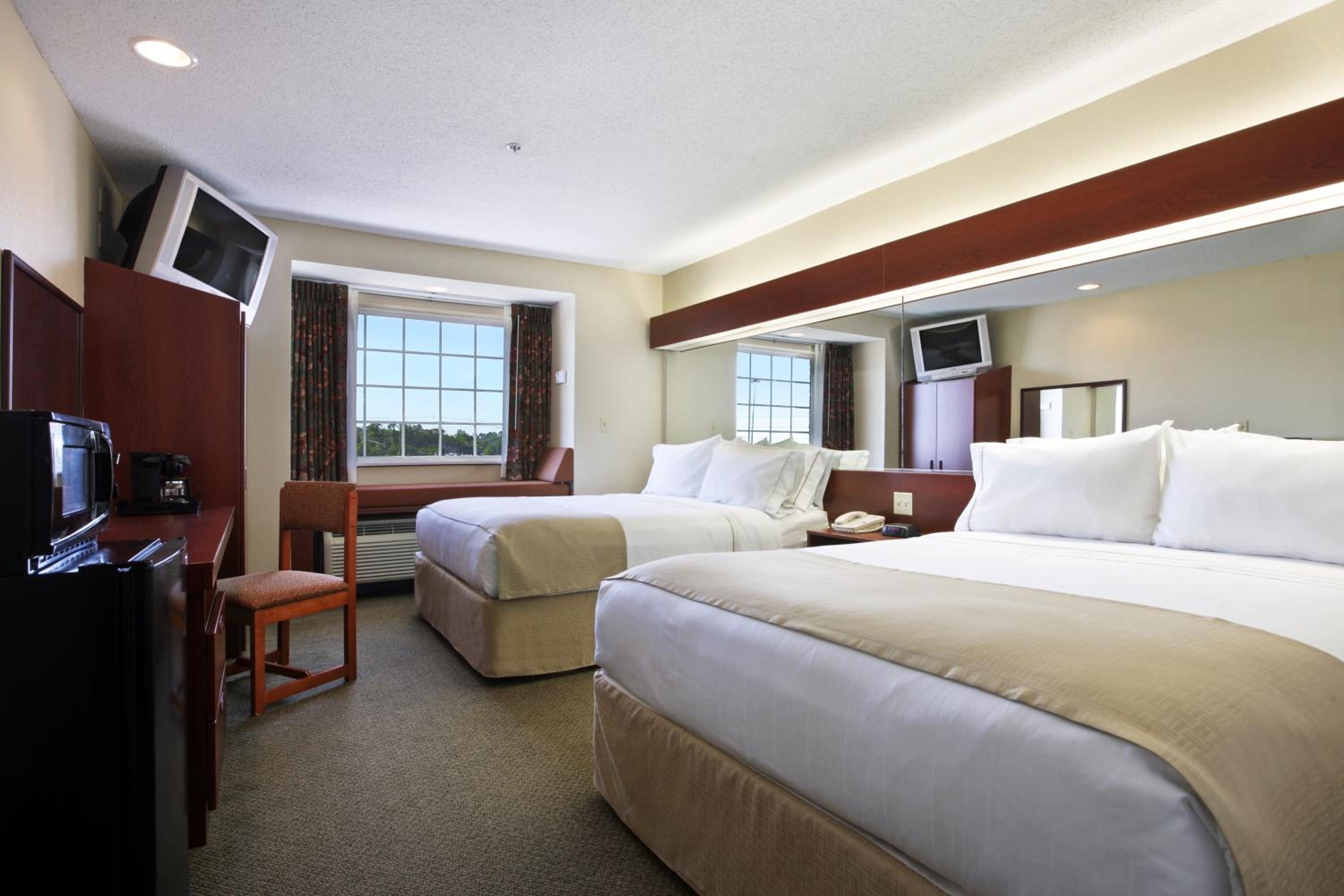 Queen Room with Two Queen Beds - Non-Smoking photo 3
