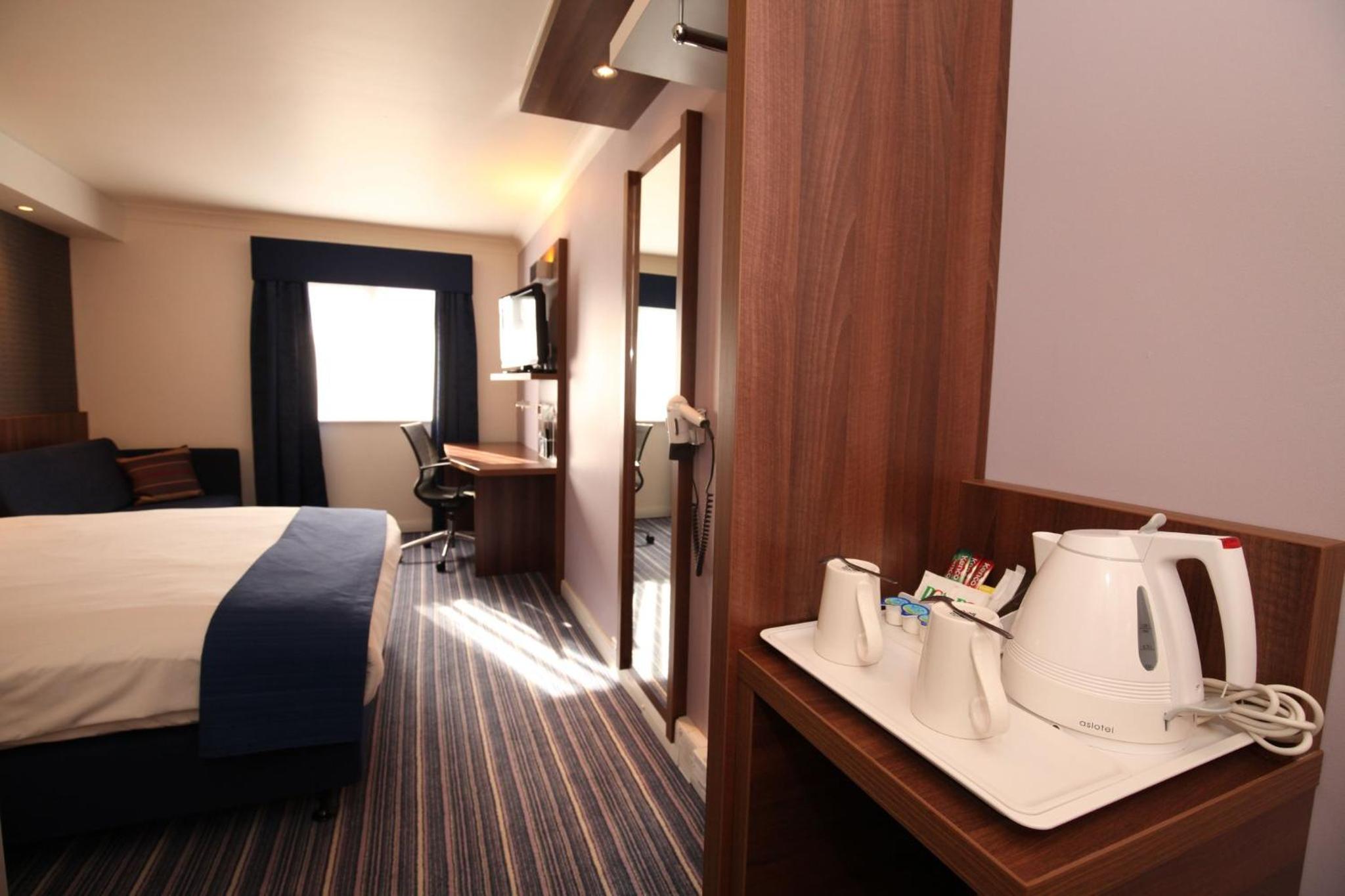 Standard Double Room with Sofa Bed and Free Hot Breakfast - Photo 9
