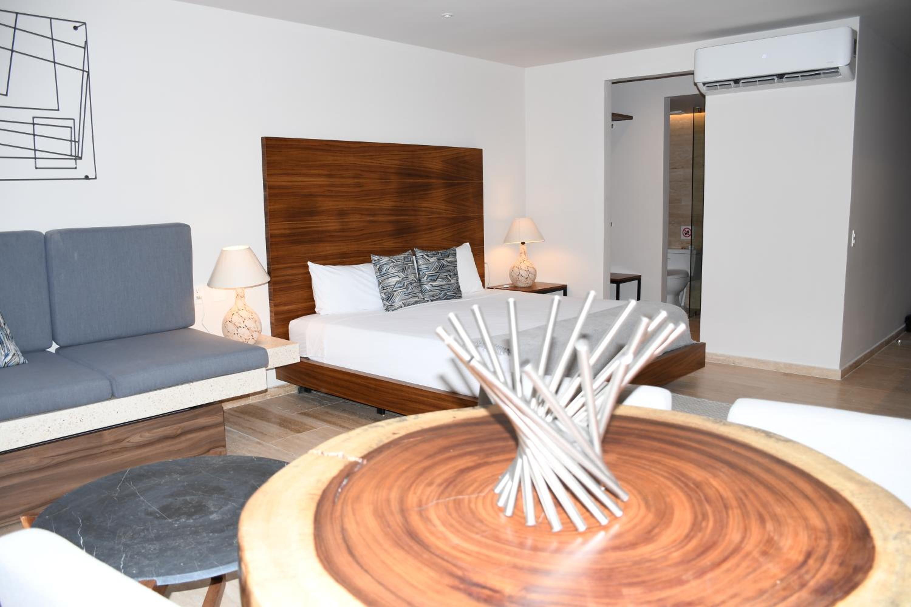 Suite de lujo con balcón privado y centro de lavandería