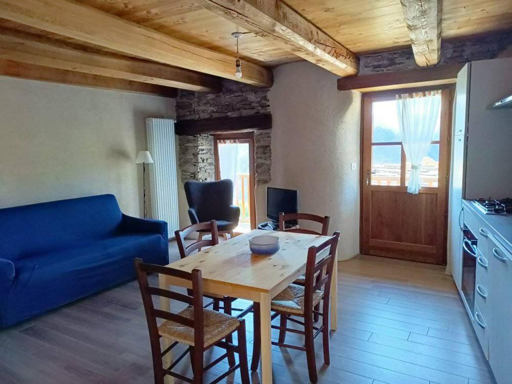One-Bedroom Apartment with Balcony and Mountain View   photo 1