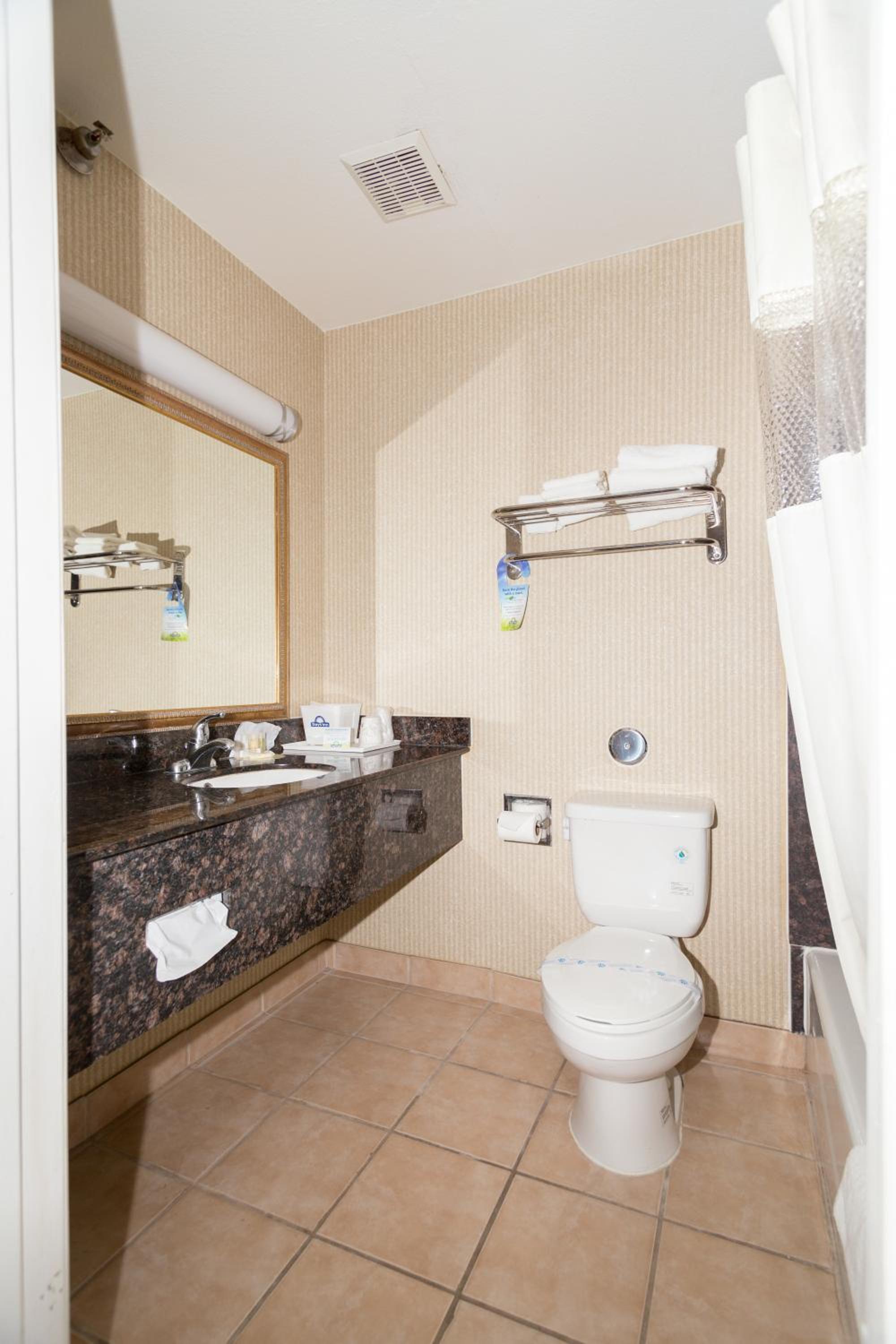 Queen Suite - Non-Smoking - Photo 4