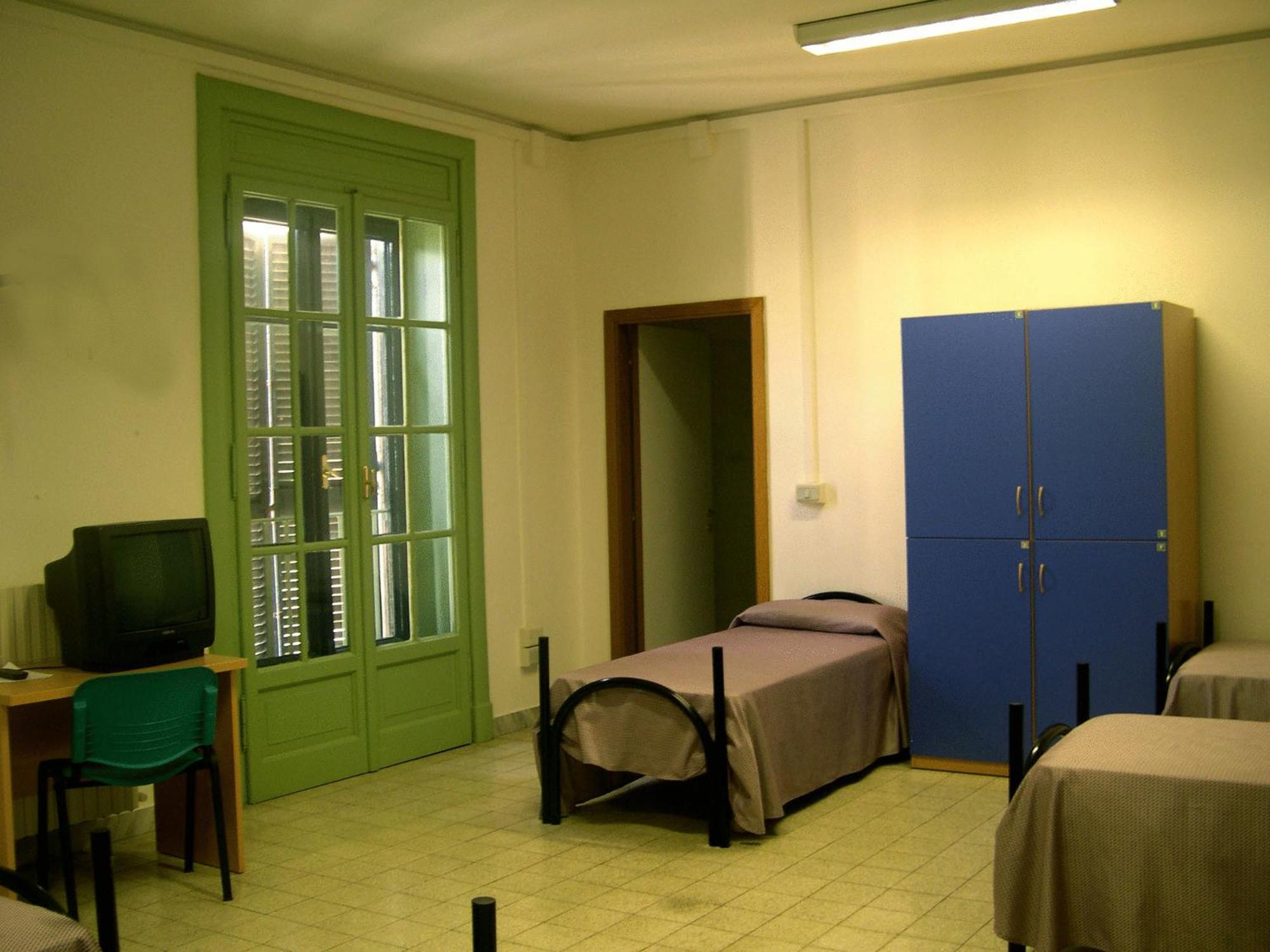 Single Bed in Six Bedroom Female Dormitory Room photo 2