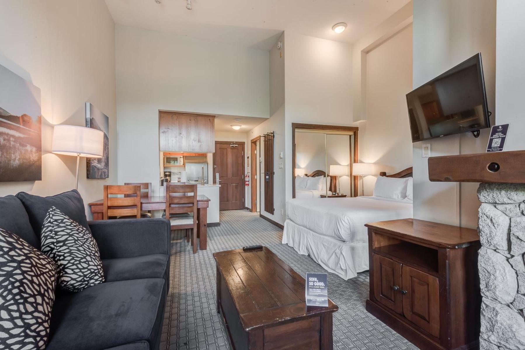 Deluxe Studio with Full Kitchen