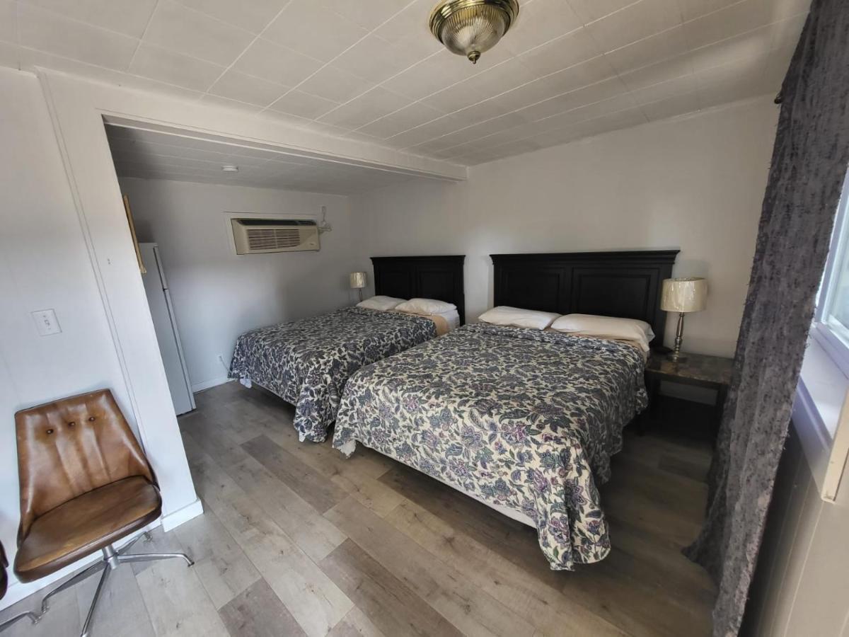 Queen Room with Two Queen Beds photo 1