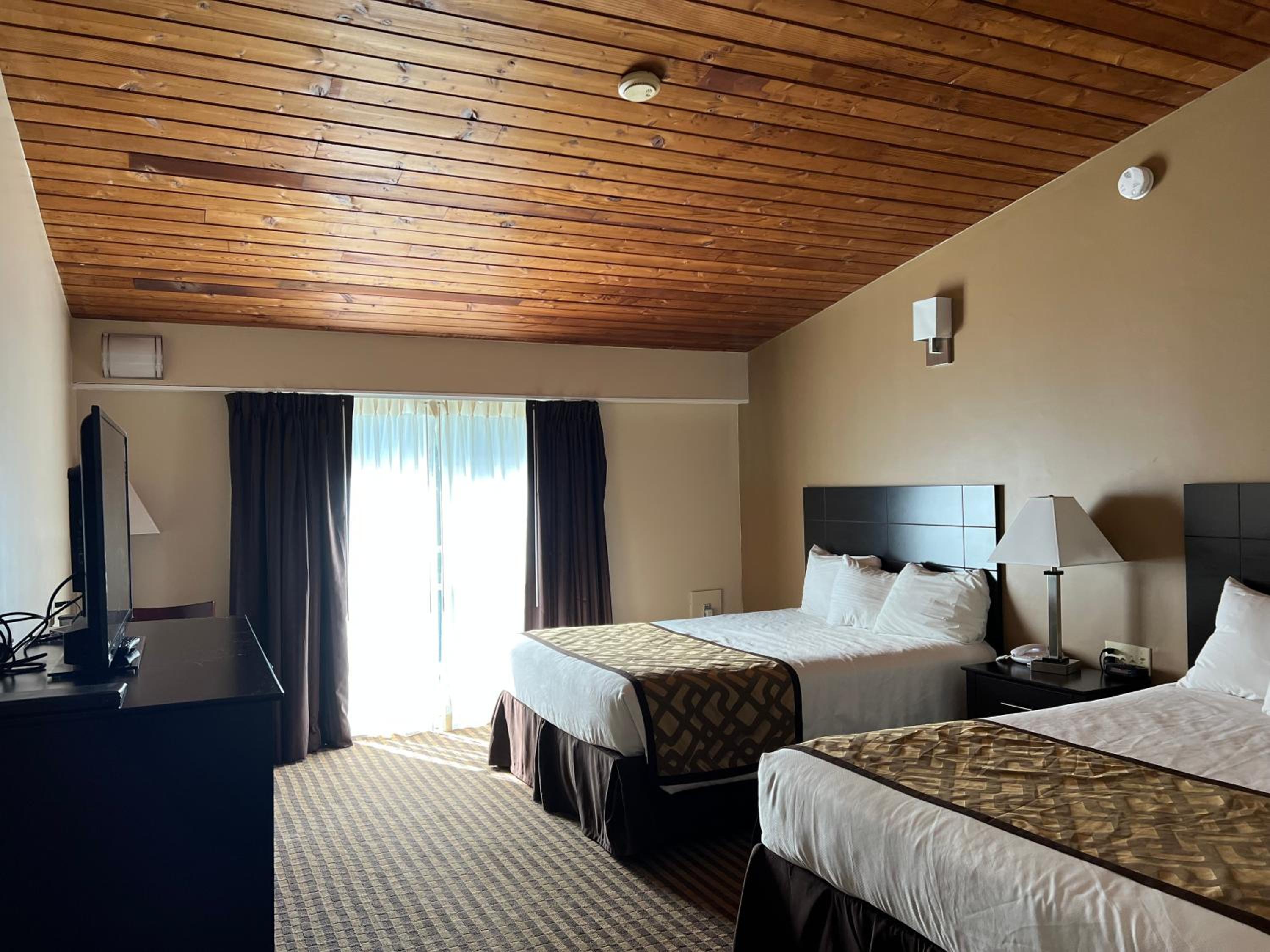 Queen Room with Two Queen Beds - Photo 4
