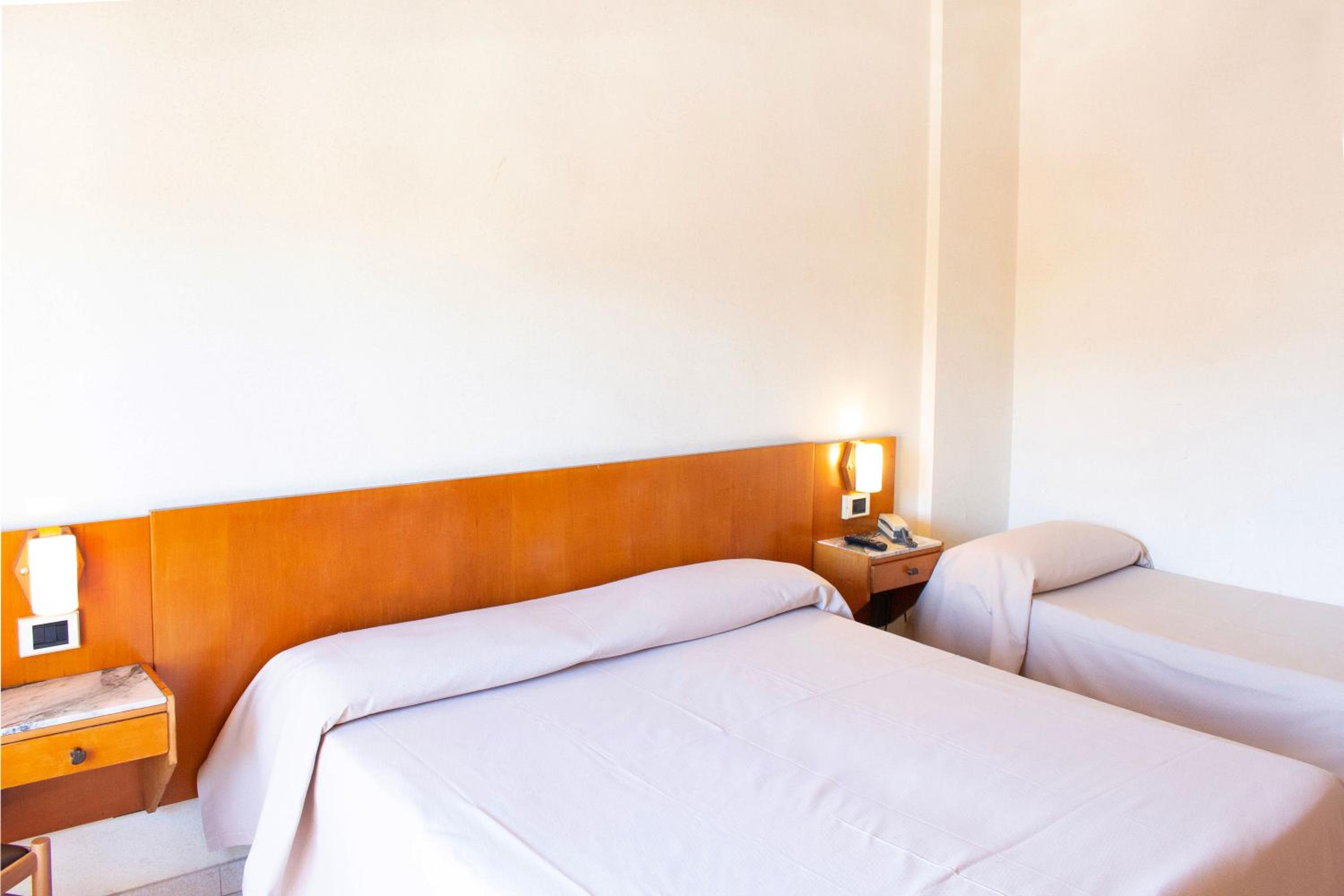 Standard Room with Balcony and Pool View photo 3
