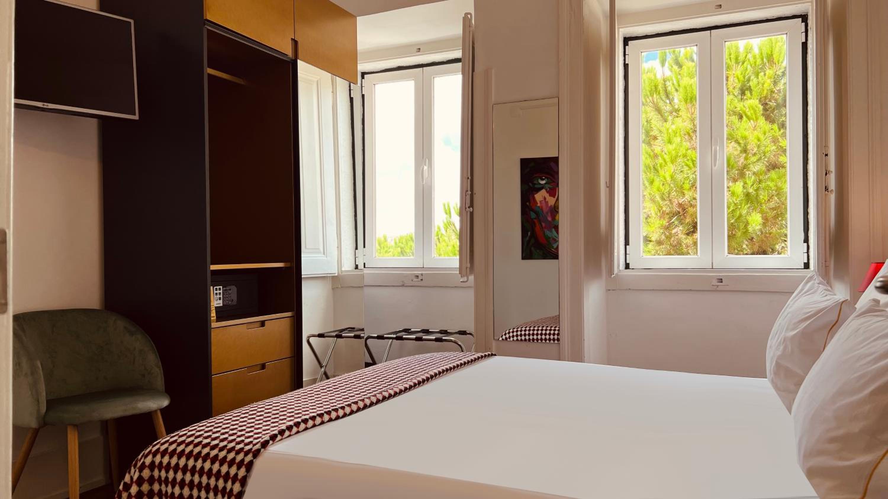 Double Room with City View - Photo 6
