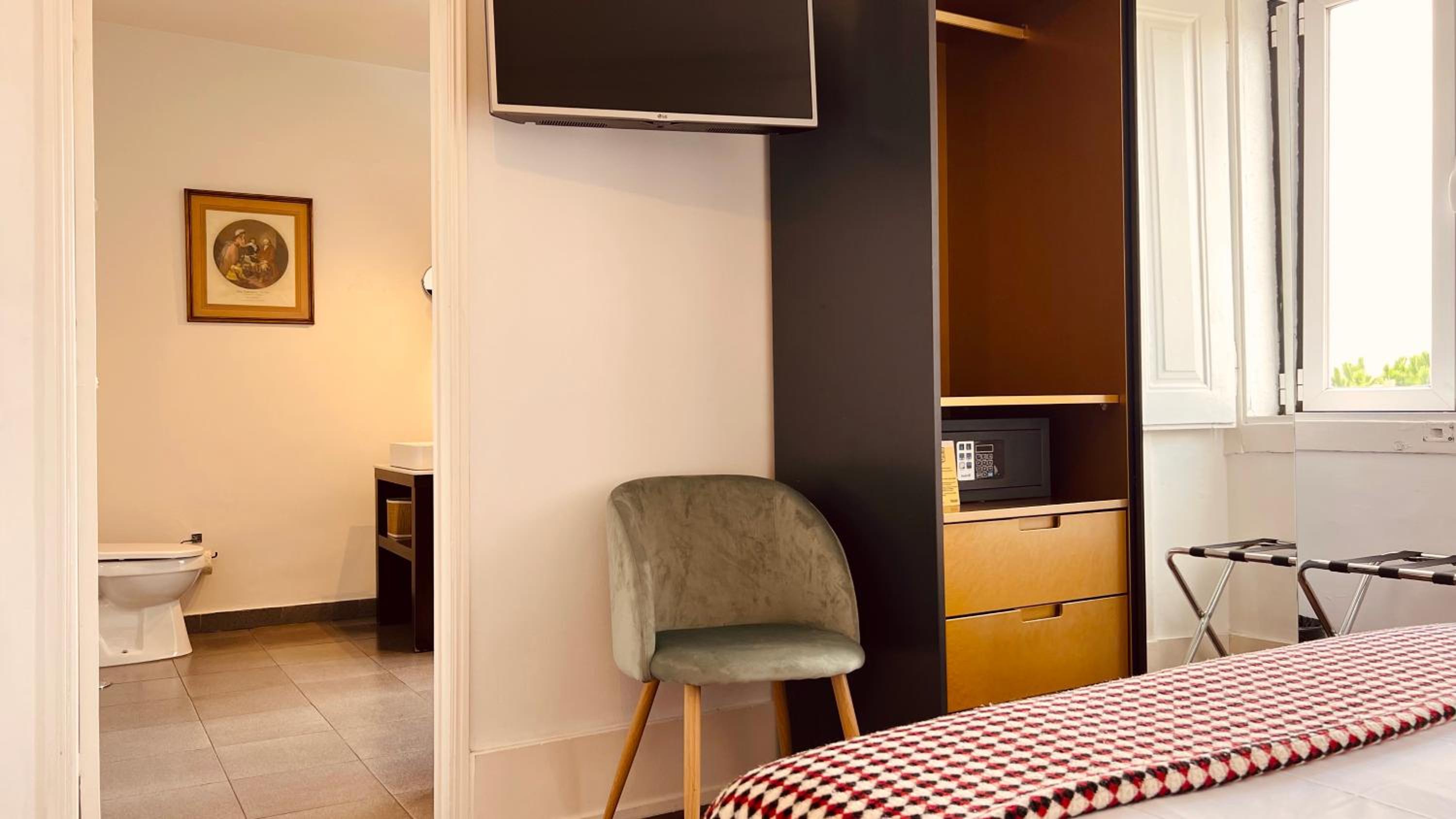 Double Room with City View - Photo 5