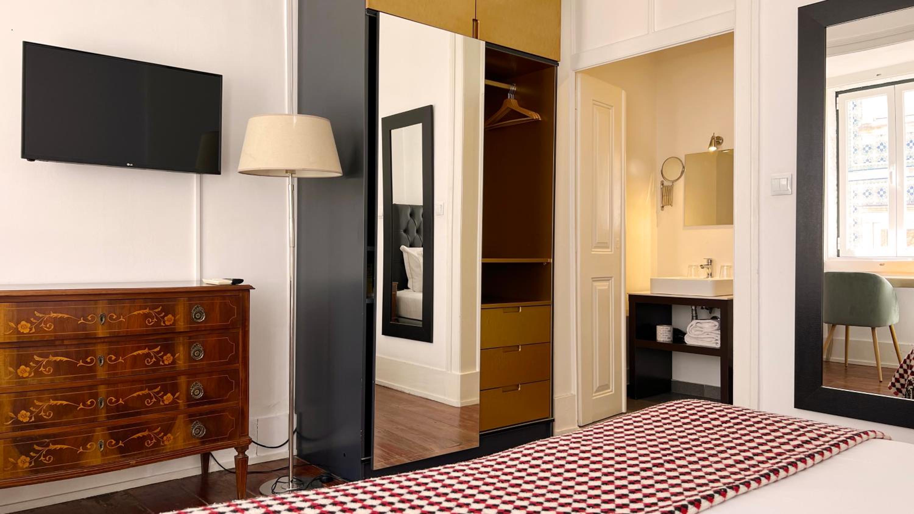 Double Room with City View - Photo 2