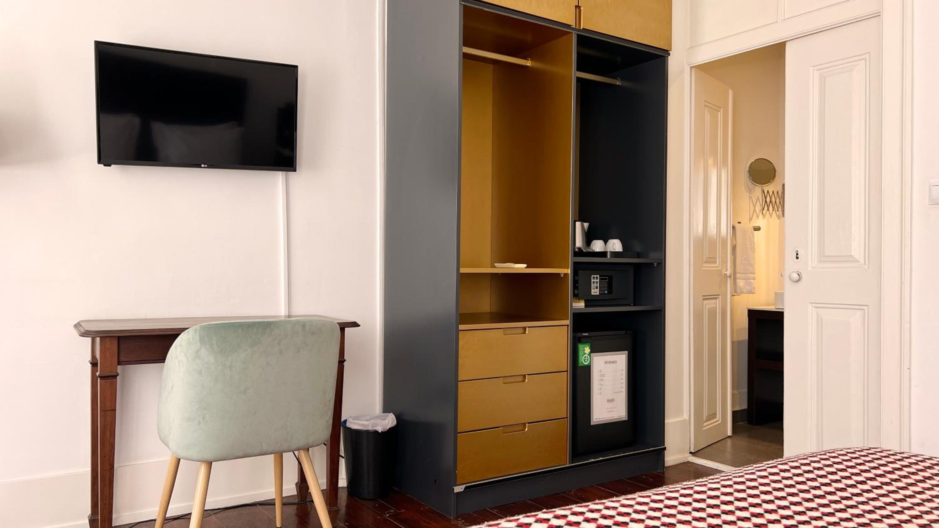 Double Room with City View - Photo 1