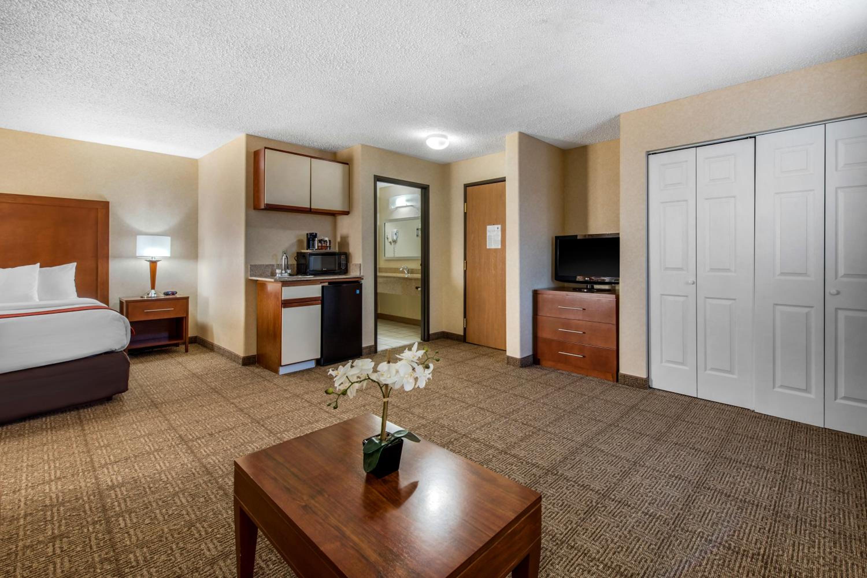 Suite with Two Double Beds - Non-Smoking - Photo 2