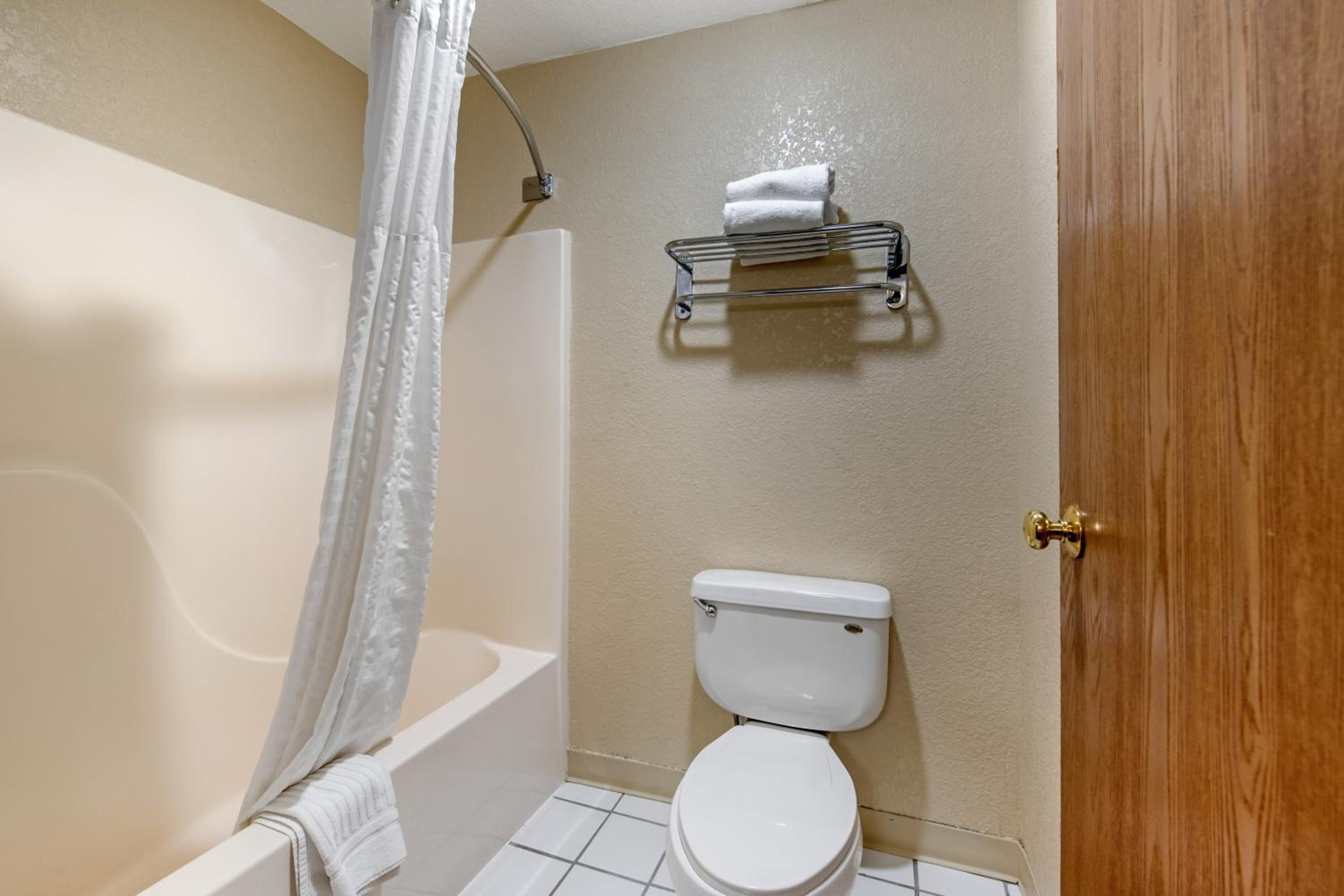 King Room - Non-Smoking - Photo 9