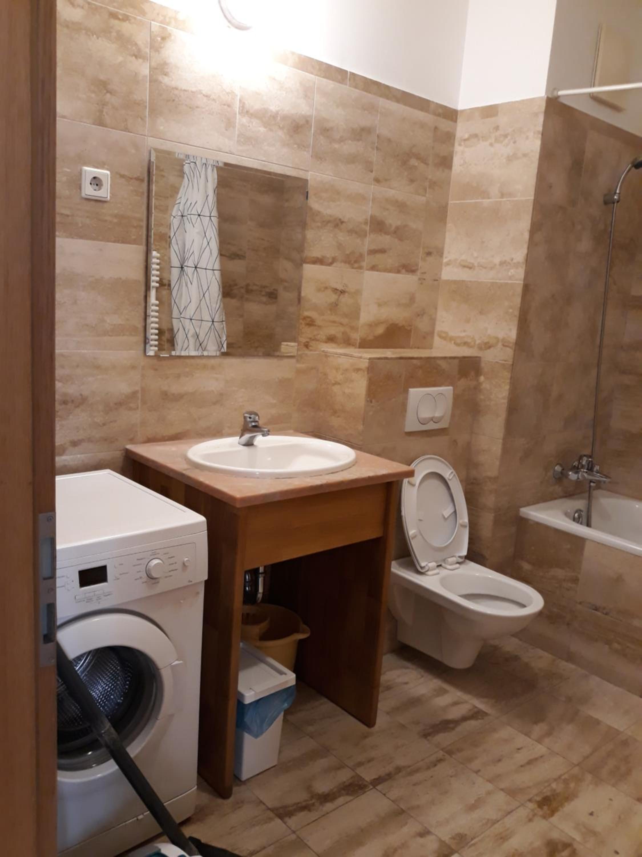 One-Bedroom Apartment - Photo 3