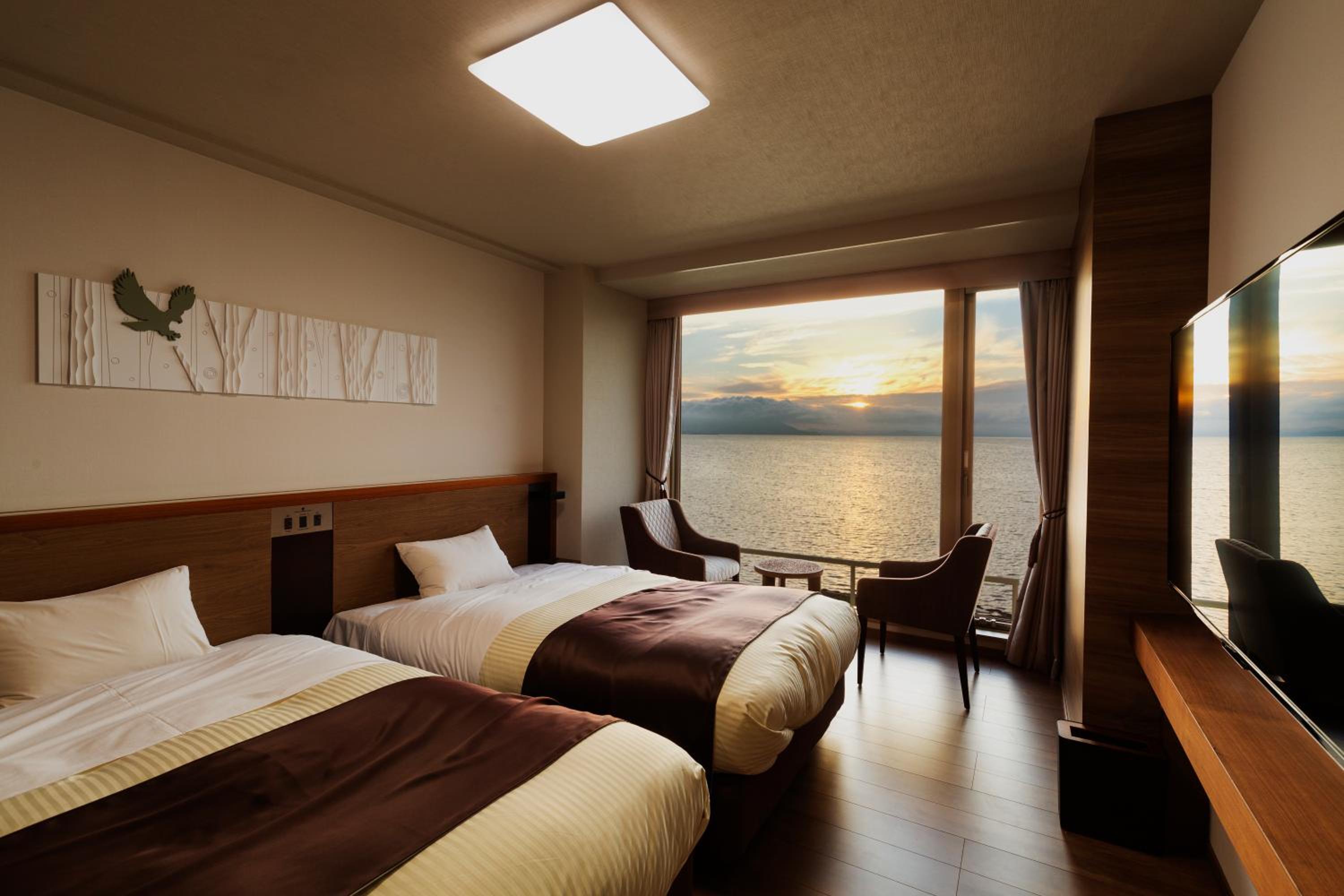	Deluxe Twin Room-Lake View - Non-Smoking - Photo 3