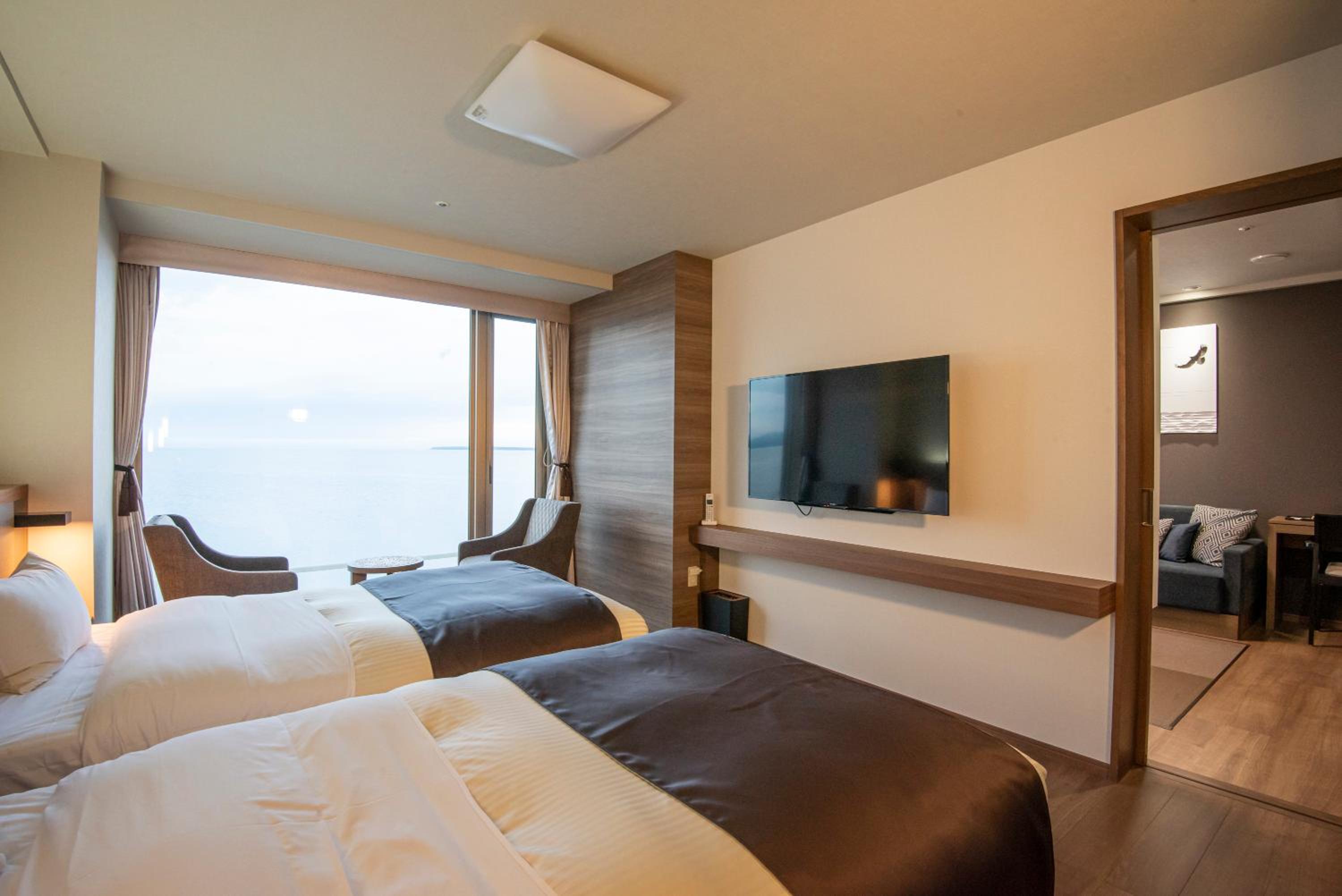 	Deluxe Twin Room-Lake View - Non-Smoking - Photo 2