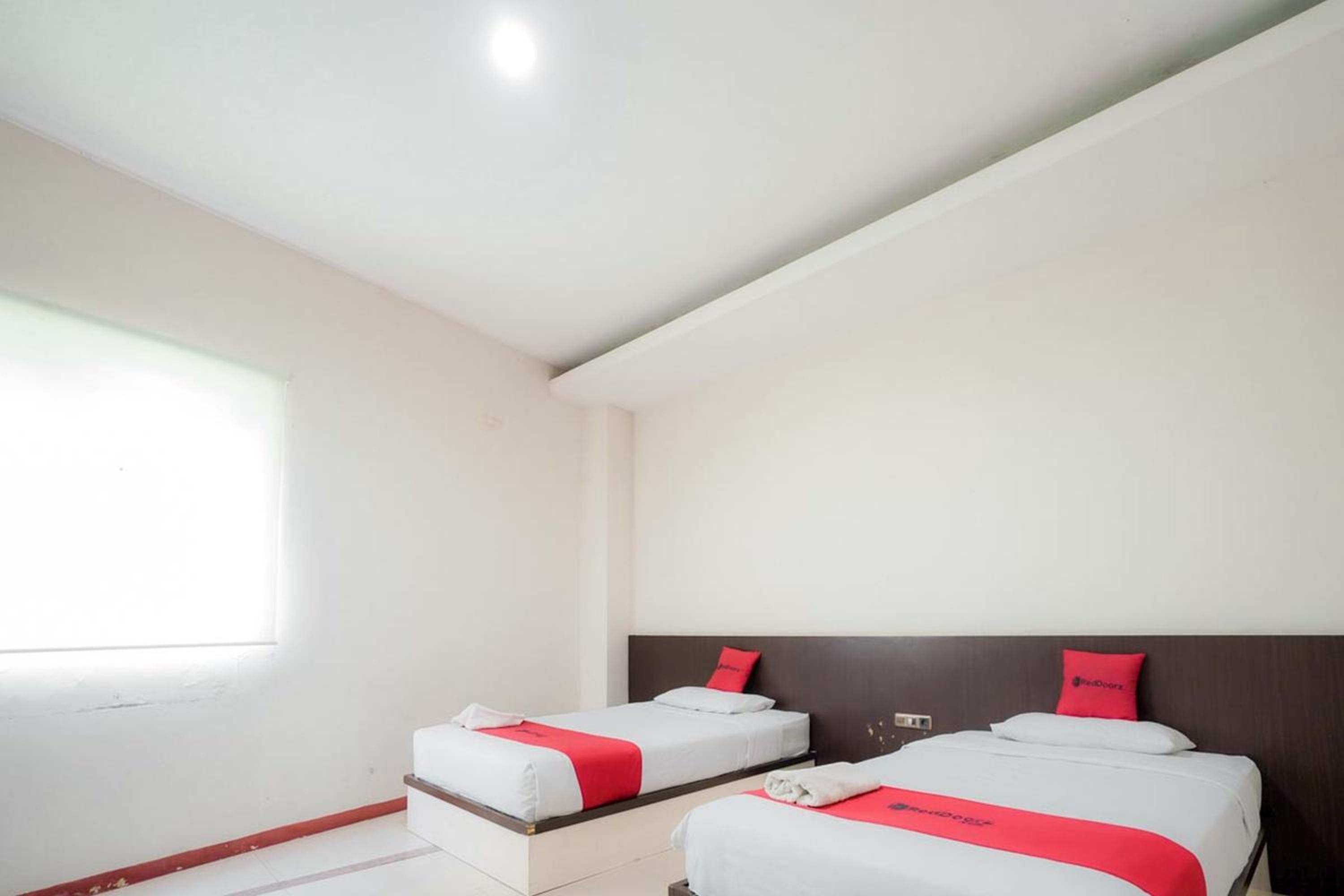 Twin Room - Photo 11