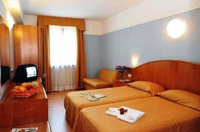 Double or Twin Room - Photo 13