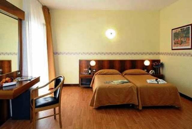 Basic Double or Twin Room - Photo 4