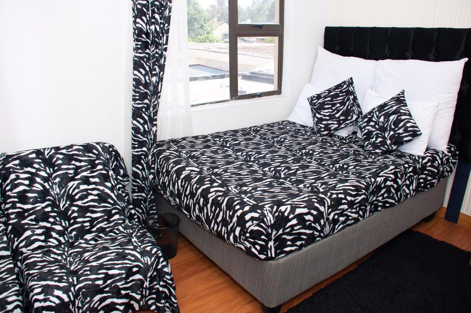 Deluxe Double Room with Balcony - Photo 10
