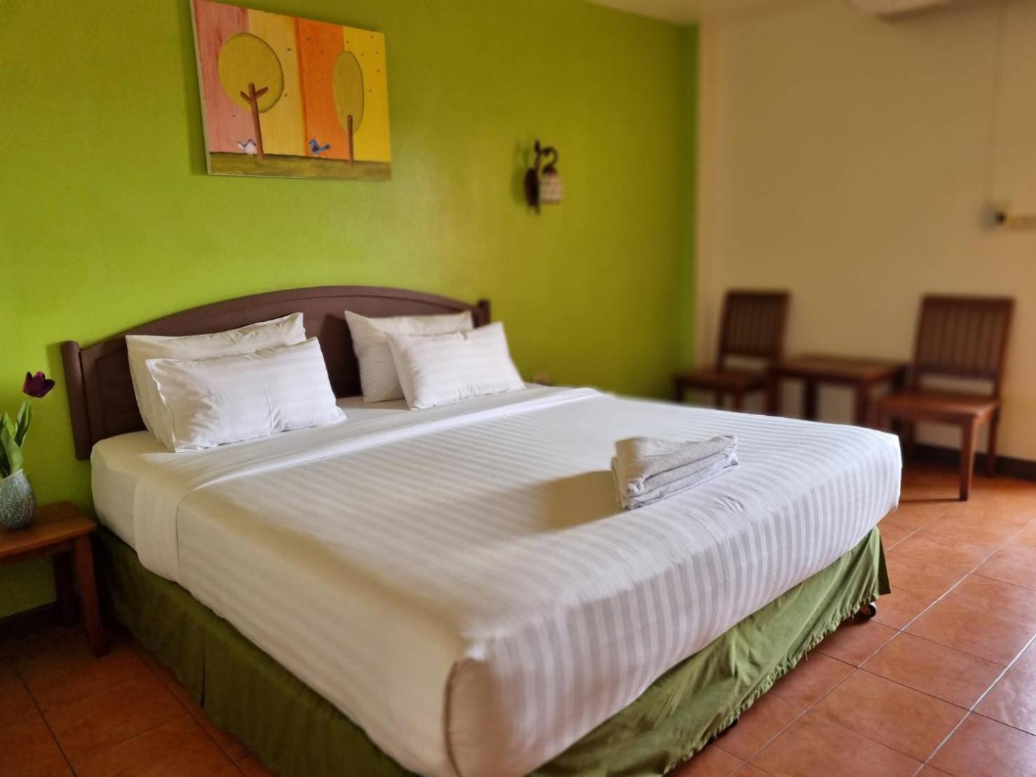 Double Room with Pool View - Photo 9