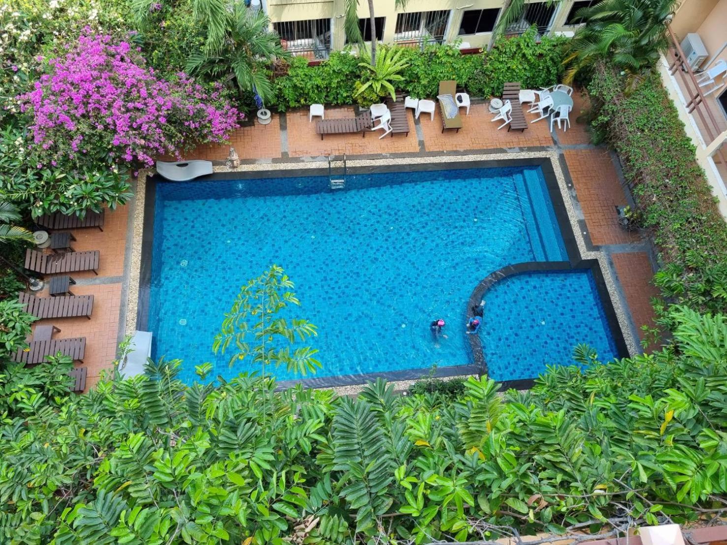 Double Room with Pool View - Photo 10