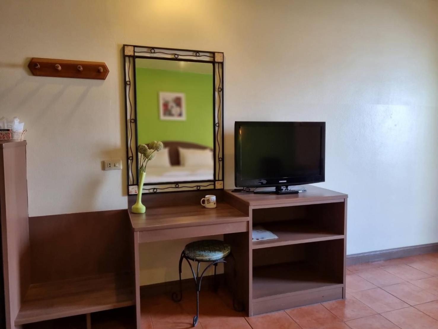 Double Room with Pool View - Photo 11