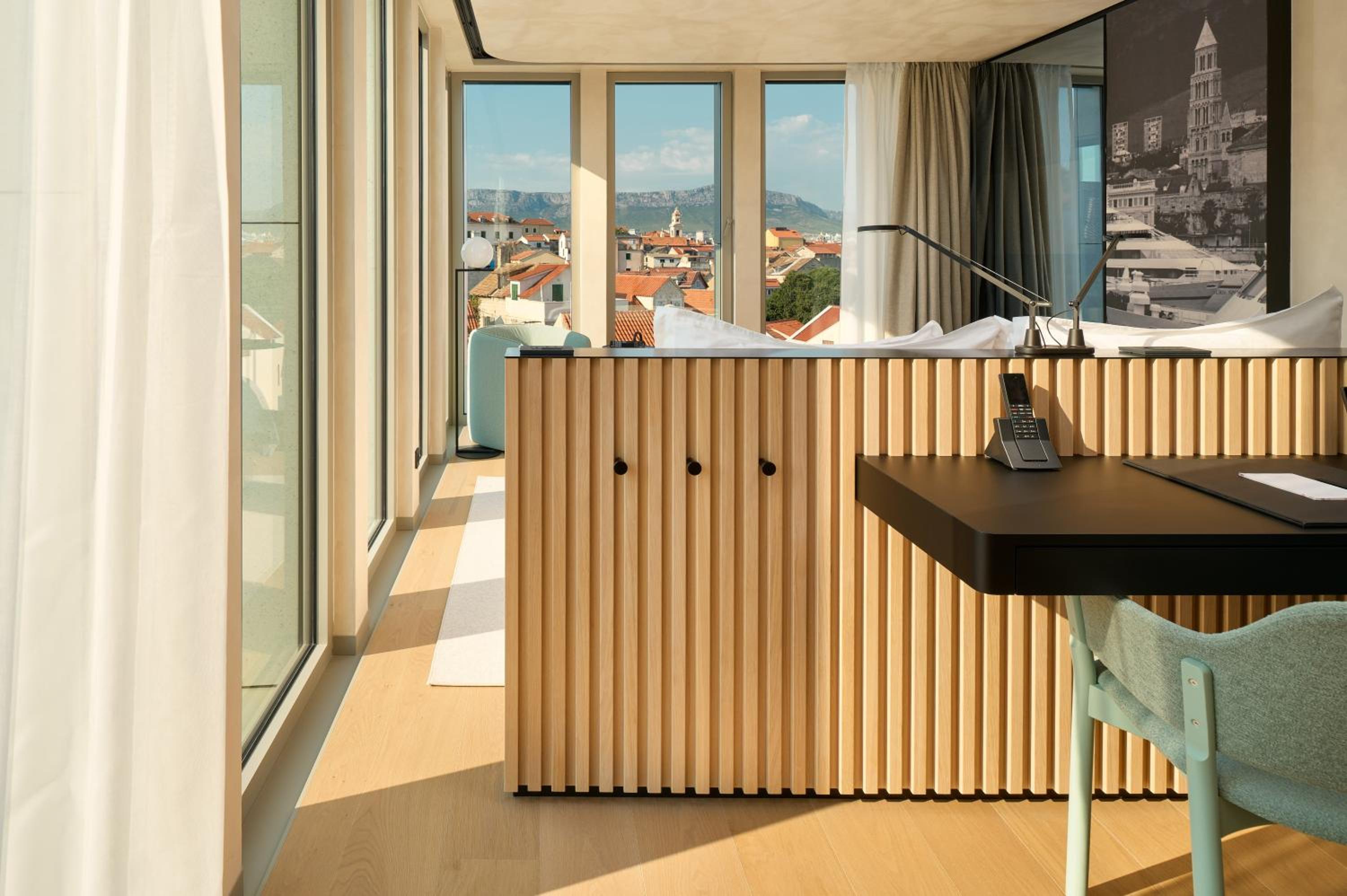 Superior King Room with City View photo 2