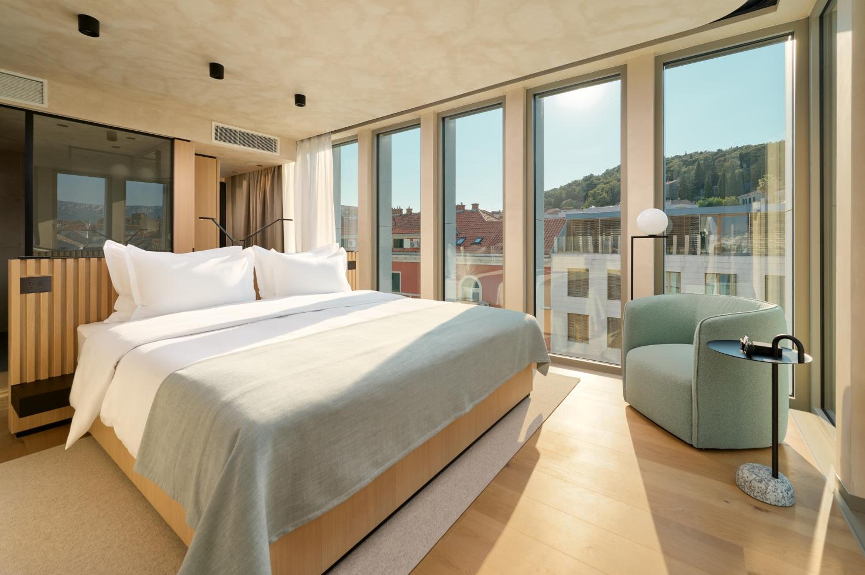 Superior King Room with City View photo 3