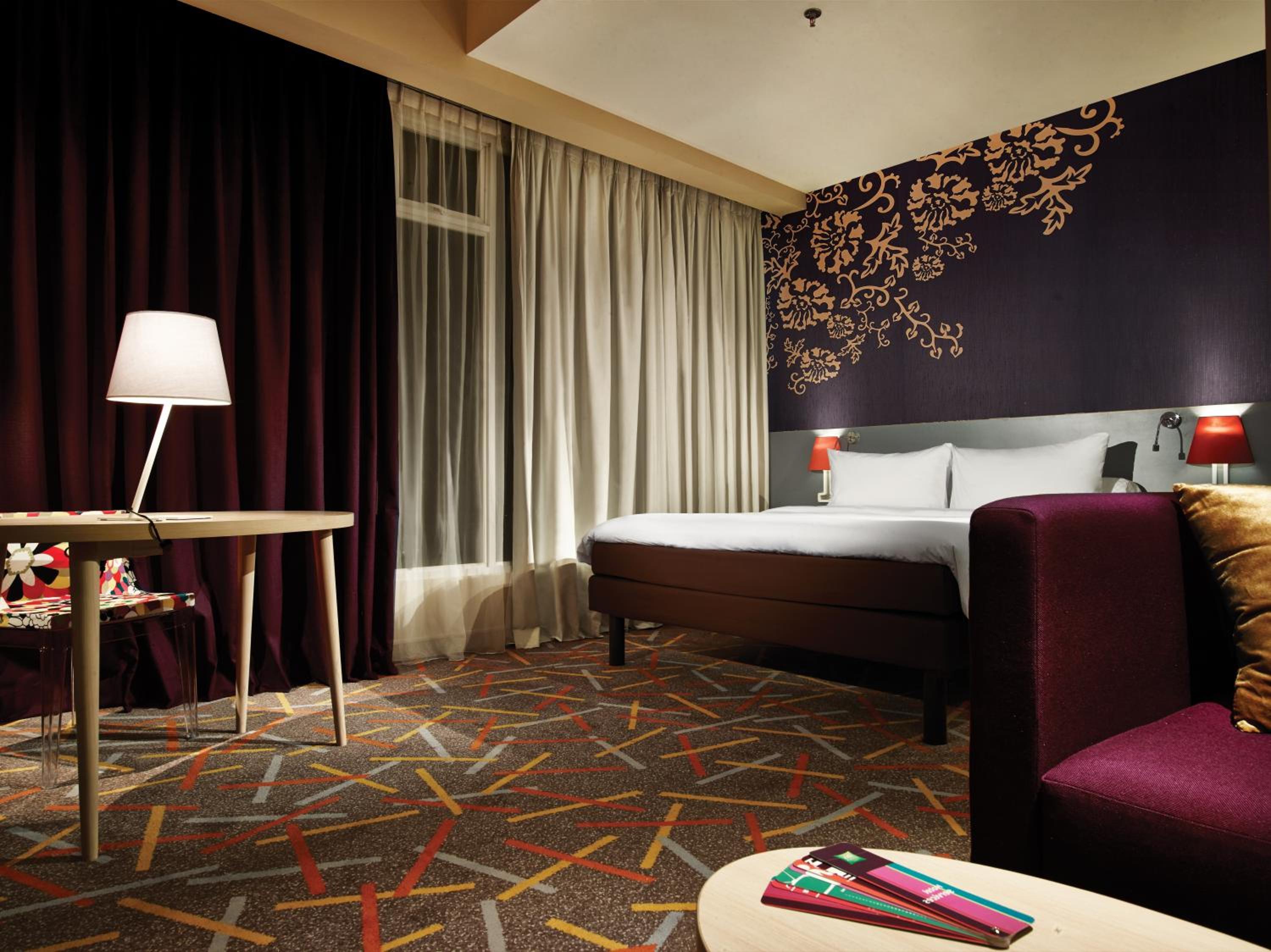 Deluxe King Room with Sofa photo 2