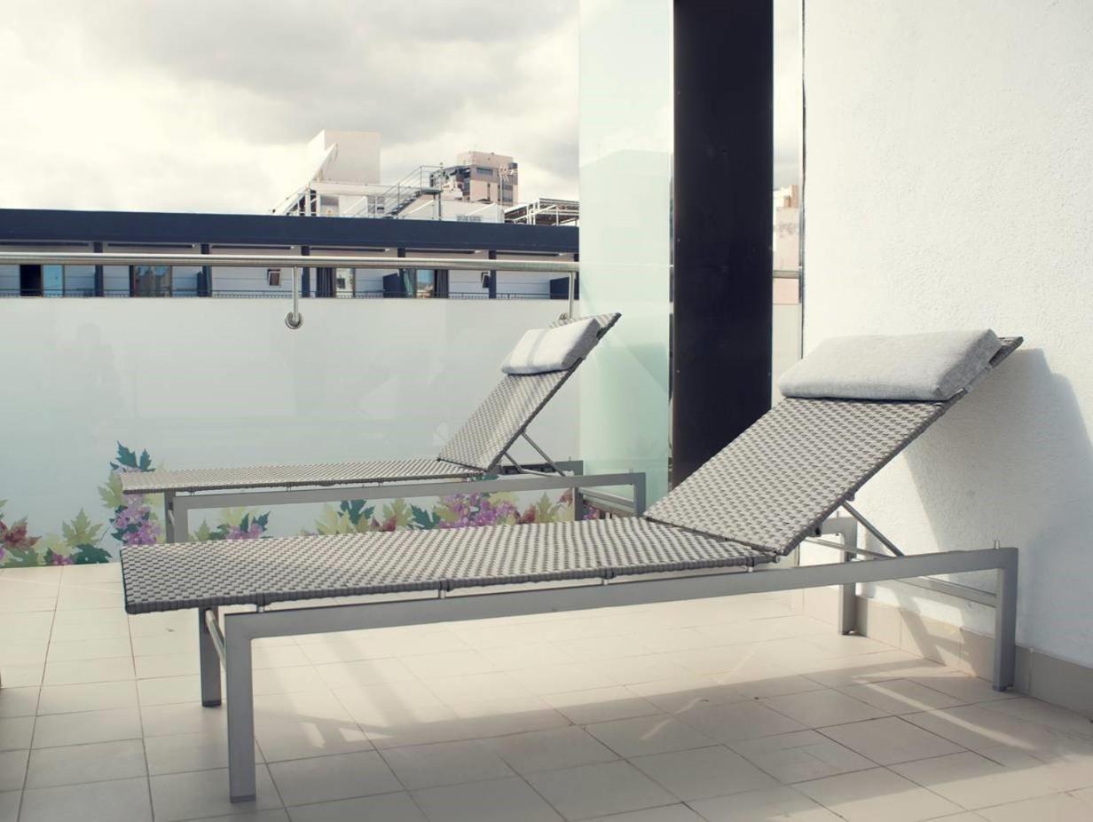 Deluxe King Room with City View photo 2