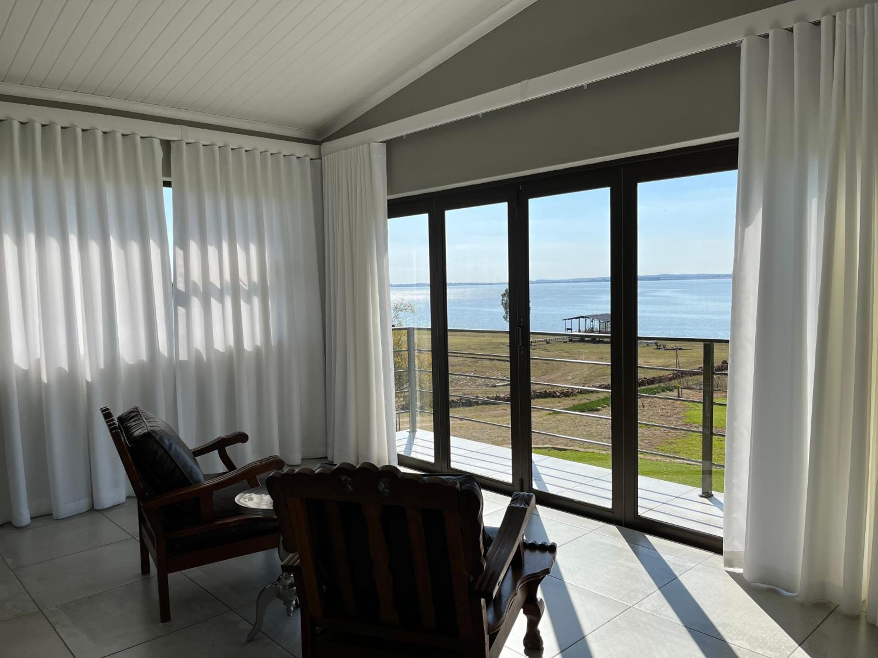 Suite with Lake View - Photo 3